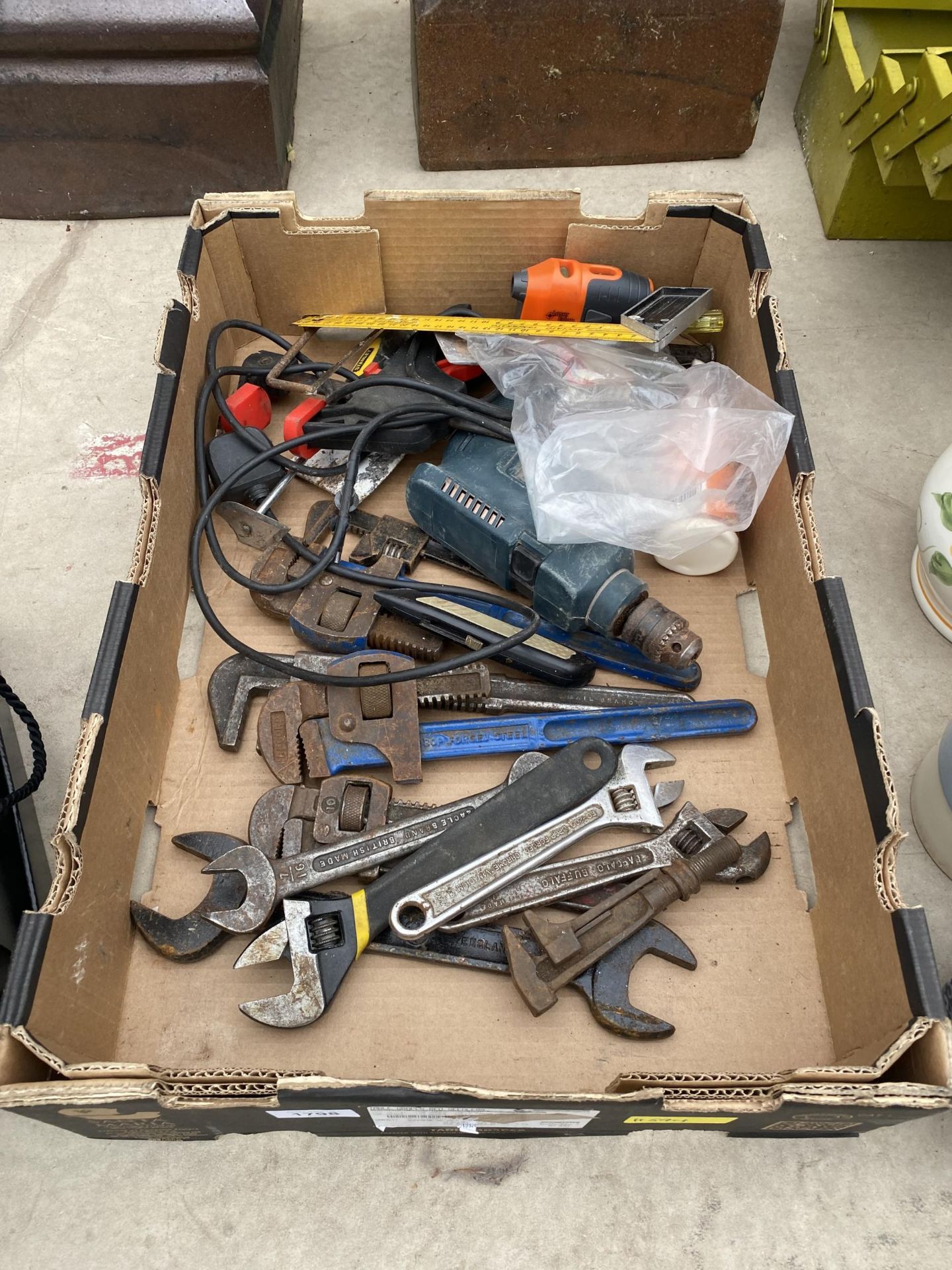 AN ASSORTMENT OF TOOLS TO INCLUDE AN ELECTRIC DRILL, STILSENS AND SPANNERS ETC
