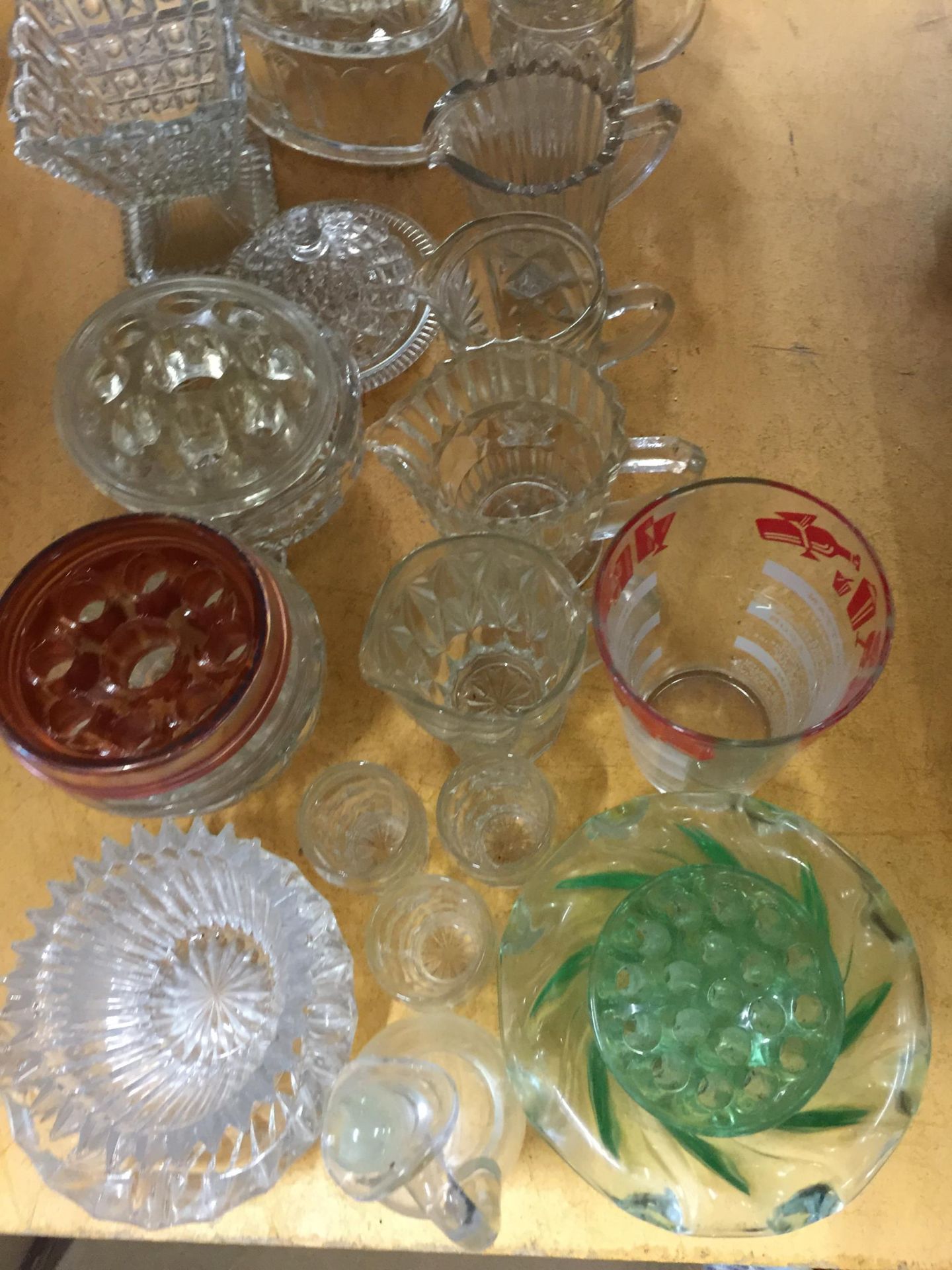 A LARGE QUANTITY OF VINTAGE GLASSWARE TO INCLUDE BOWLS, JUGS, A JELLY MOULD, ETC - Image 2 of 3