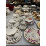 A QUANTITY OF VINTAGE CHINA CUPS AND SAUCERS TO INCLUDE AN ANTIQUE COPELAND SPODE SIDE PLATE NO