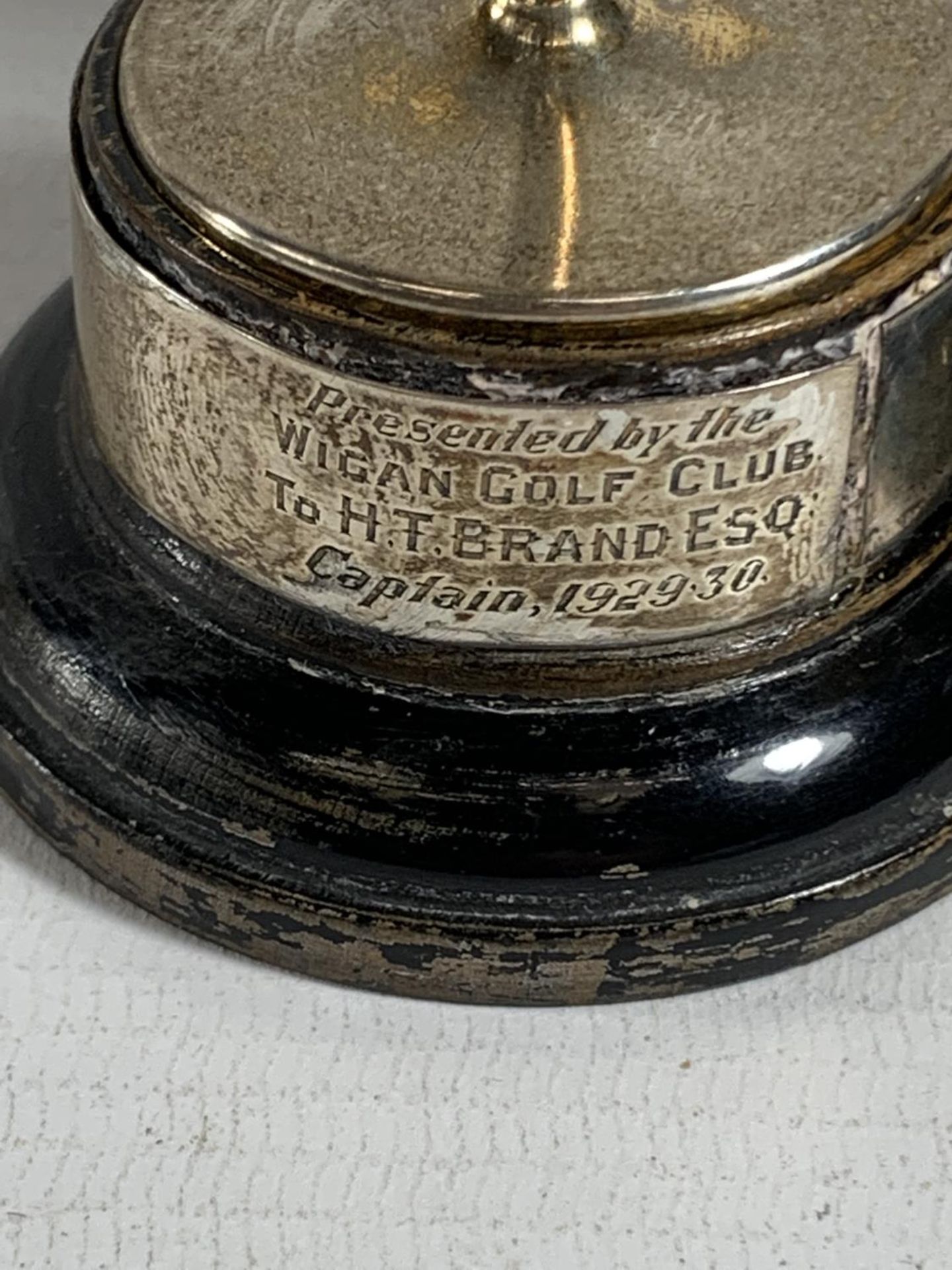 TWO HALLMARKED SILVER TROPHIES ON WOODEN BASES GROSS WEIGHT 160 GRAMS (81 GRAMS WITHOUT THE BASES) - Image 3 of 4