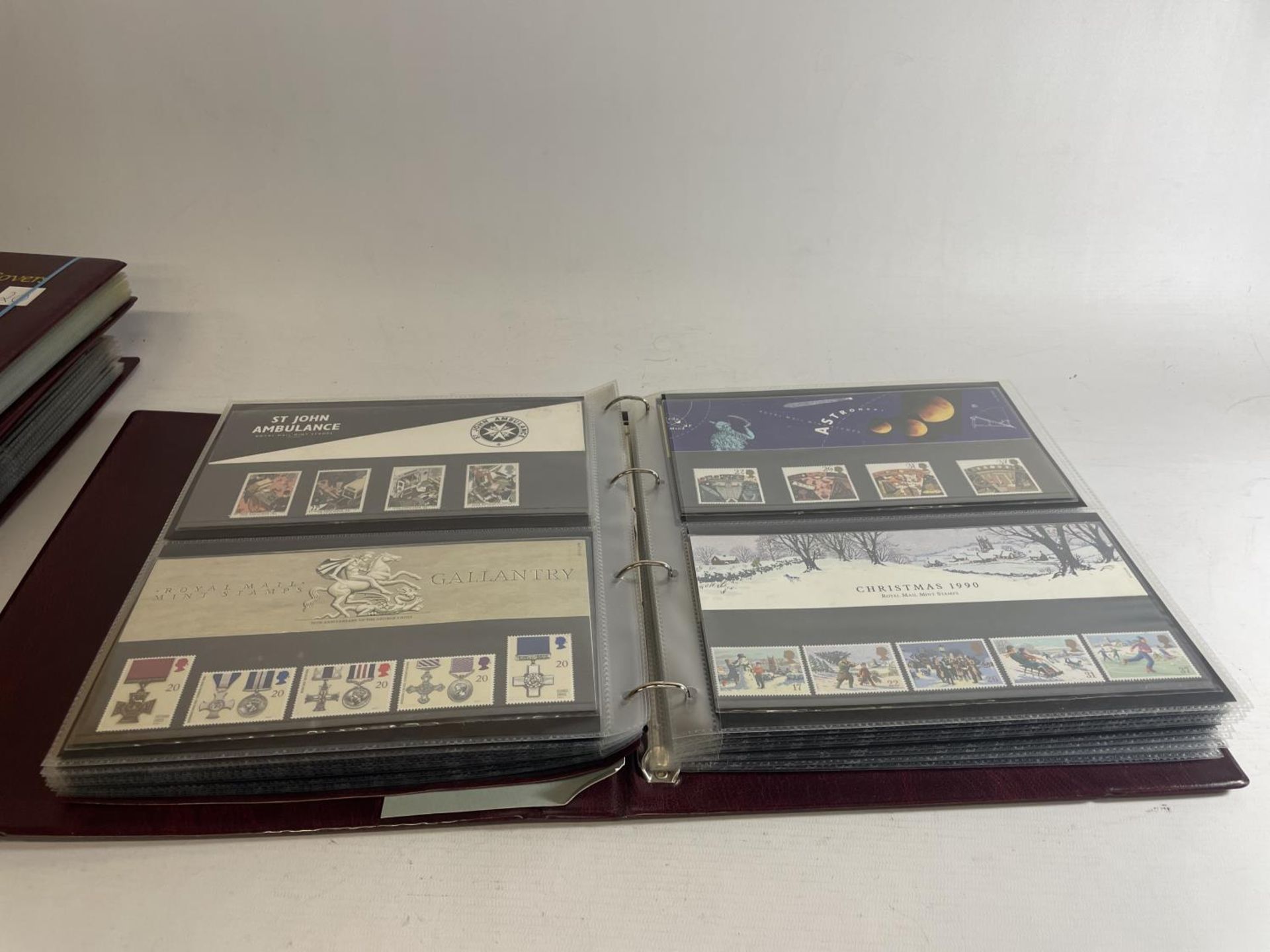 A BINDER OF GB PRESENTATION PACKS , 1971-1977 , FACE VALUE £143.26 . - Bild 2 aus 3