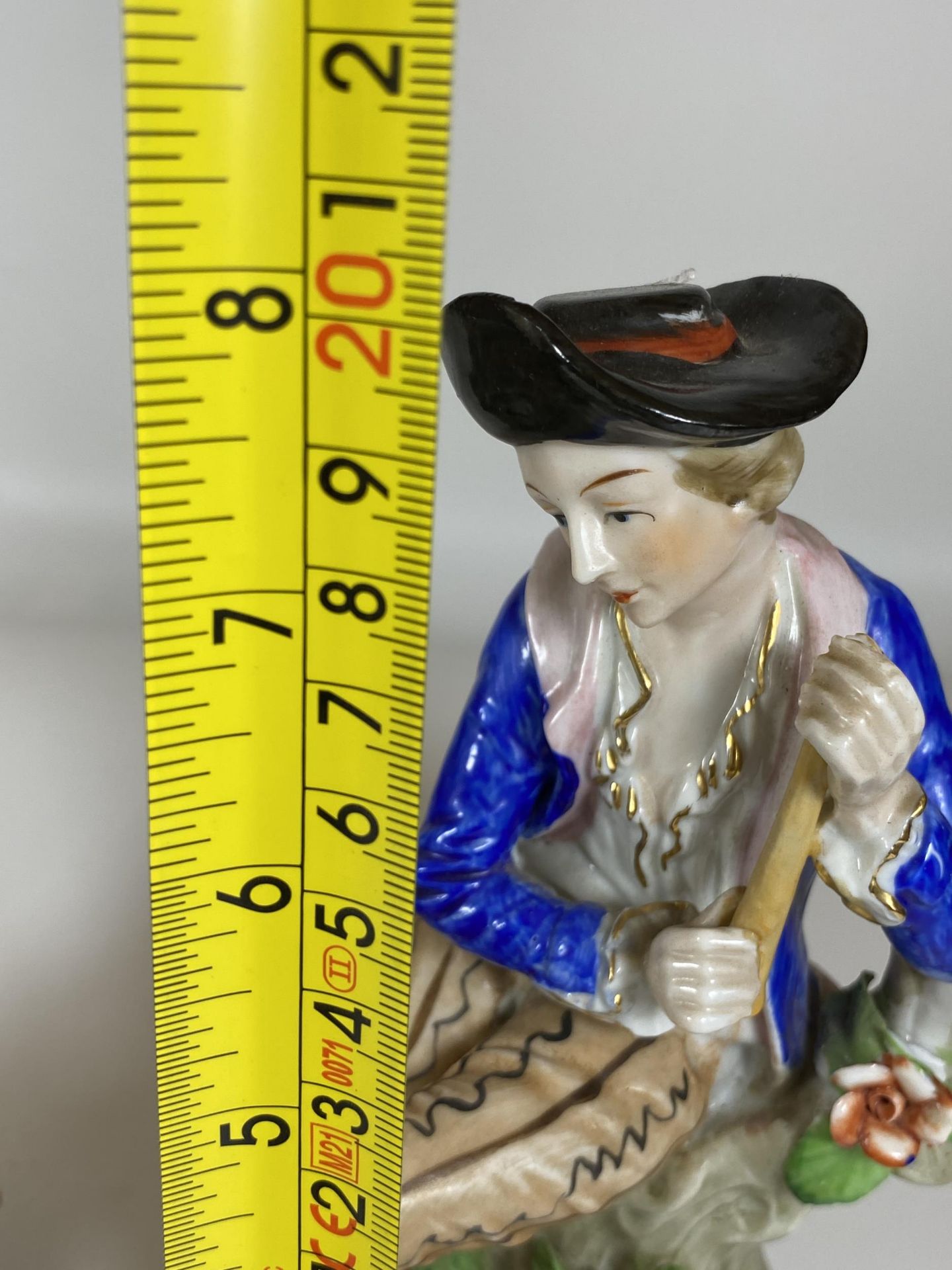 A GROUP OF THREE ANTIQUE CONTINENTAL PORCELAIN FIGURES TO INCLUDE GIRL WITH MEISSEN CROSS SWORDS - Image 7 of 7