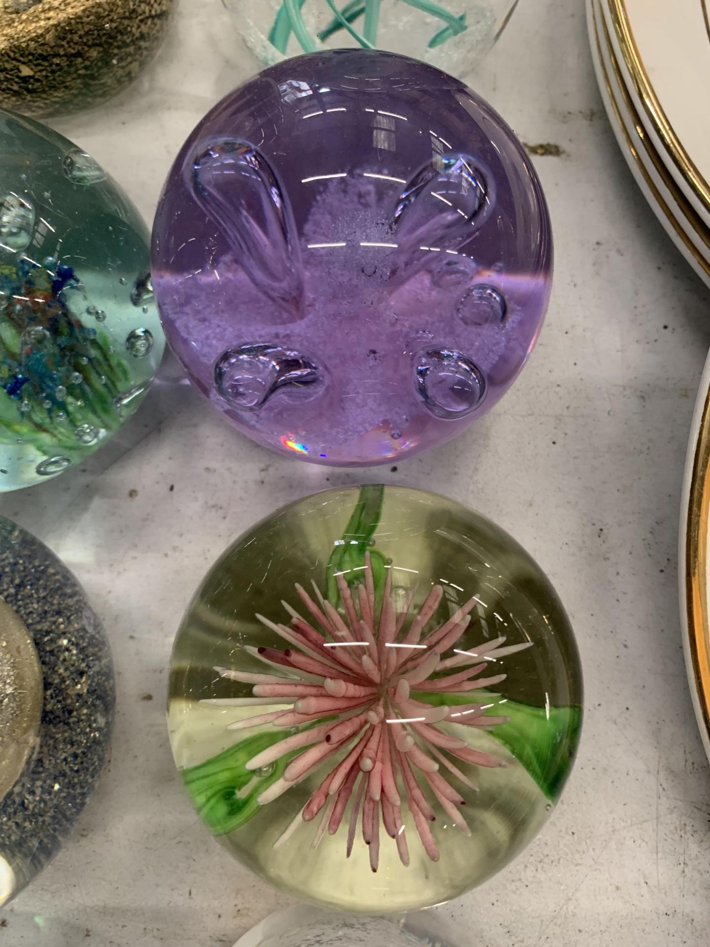 A GROUP OF ASSORTED ART GLASS PAPERWEIGHTS - Image 5 of 5