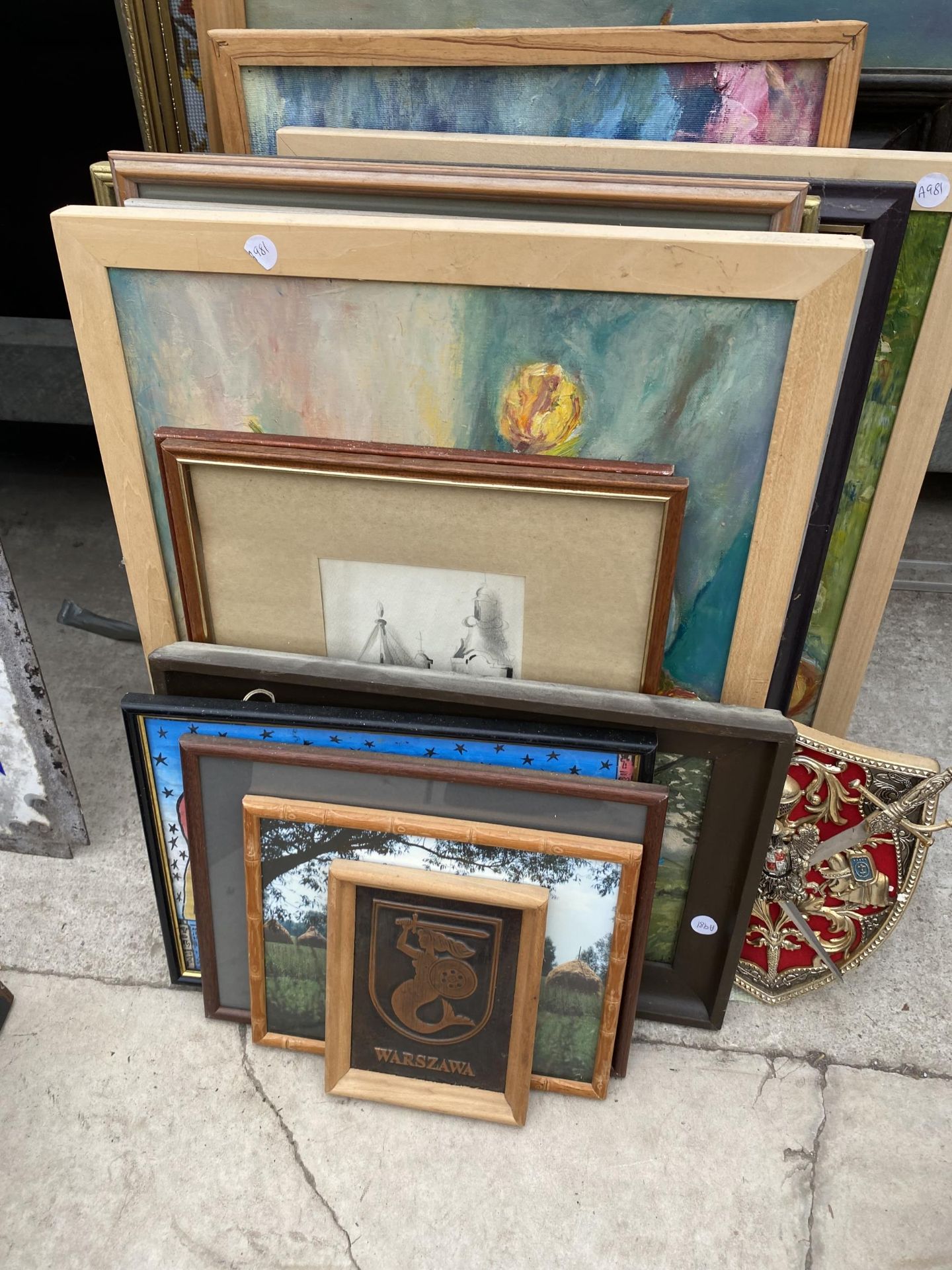 AN ASSORTMENT OF FRAMED PRINTS AND PICTURES - Bild 2 aus 3