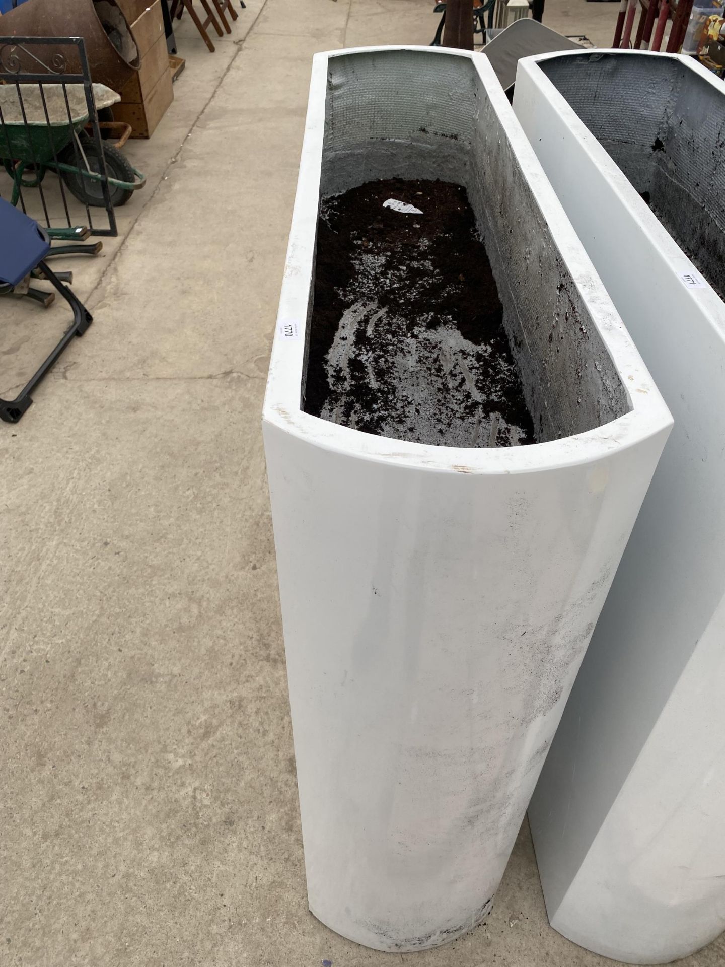 A TALL WHITE FIBRE GLASS TROUGH PLANTER (H:120CM W:133CM D:35CM) - Bild 2 aus 5