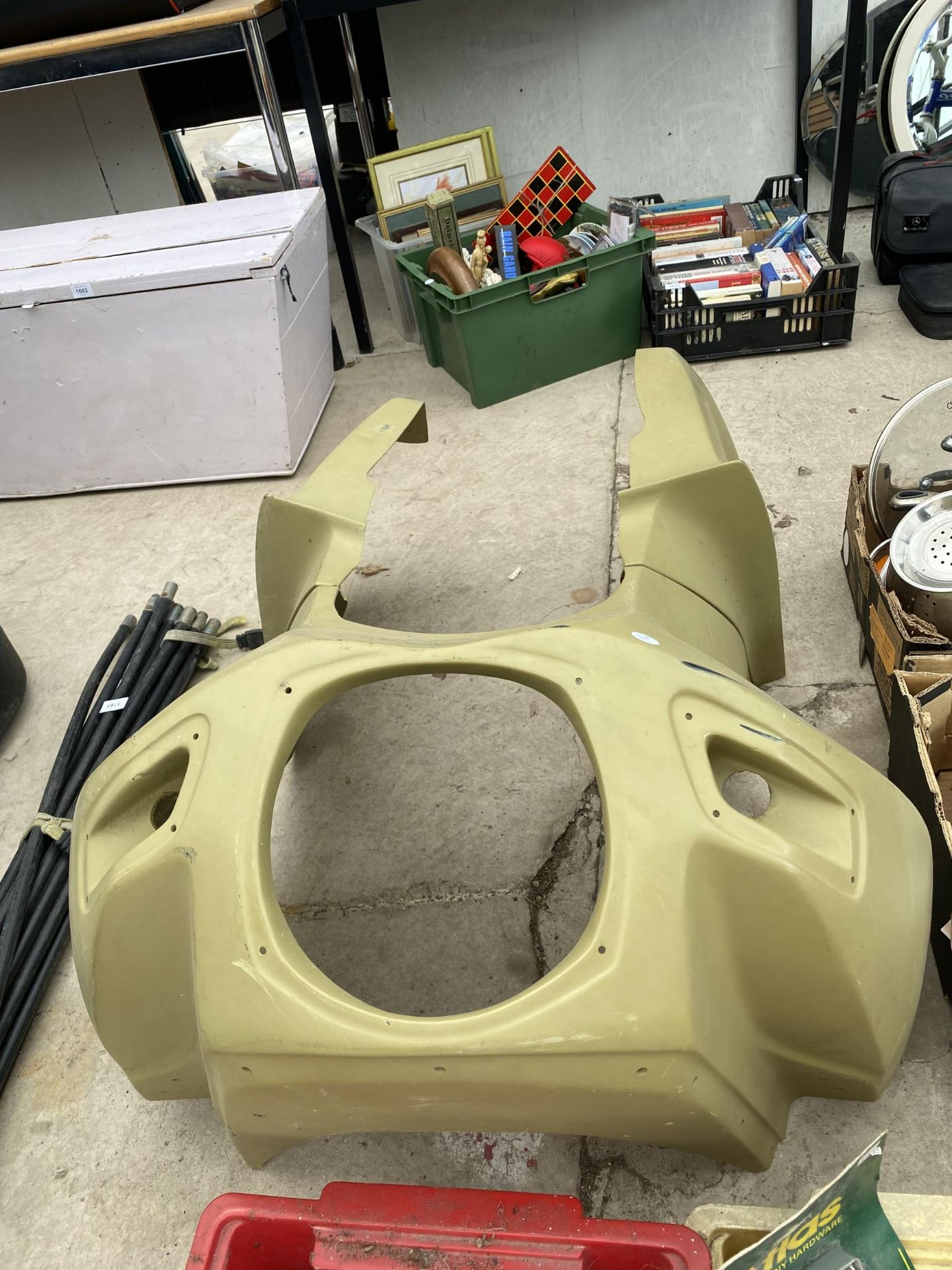 A GREEN FIBRE GLASS VEHICLE BODY - Image 2 of 2