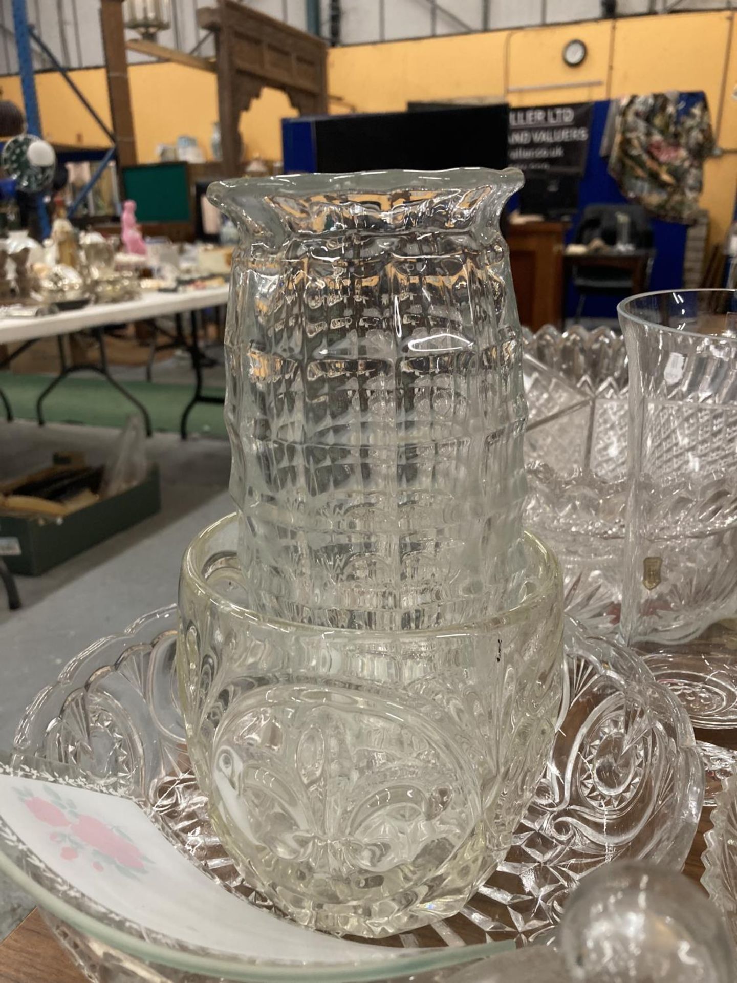 A VERY LARGE QUANTITY OF GLASSWARE TO INCLUDE VASES, BOWLS, WINE, SHERRY, CHAMPAGNE FLUTES, - Image 3 of 4