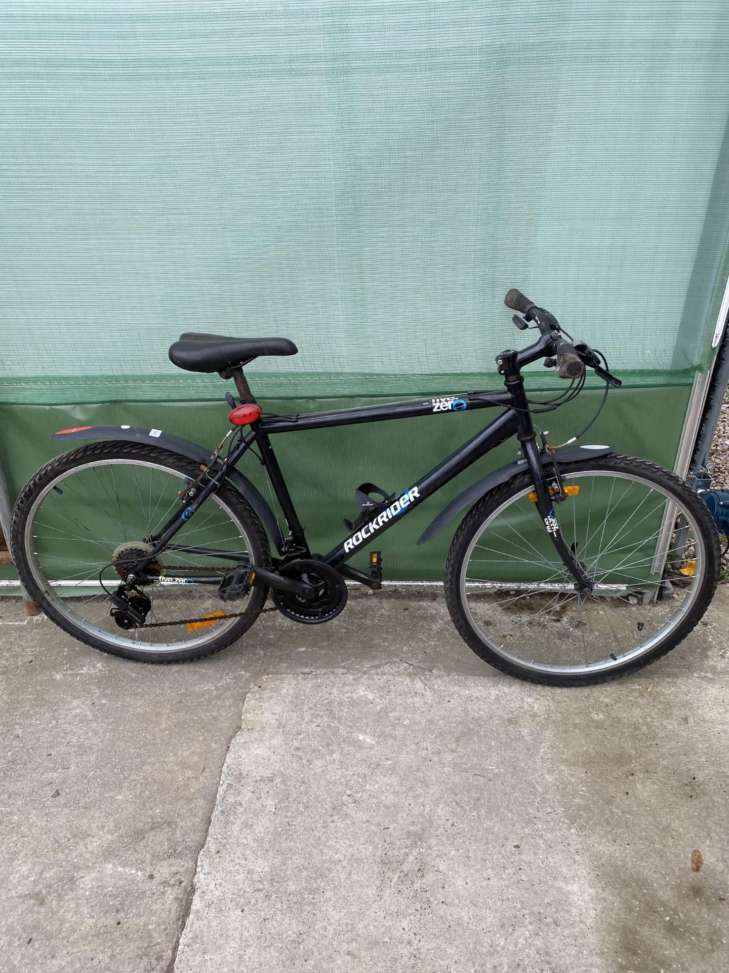 A ROCKRIDER GENTS BIKE WITH 21 SPEED SHIMANO GEAR SYSTEM