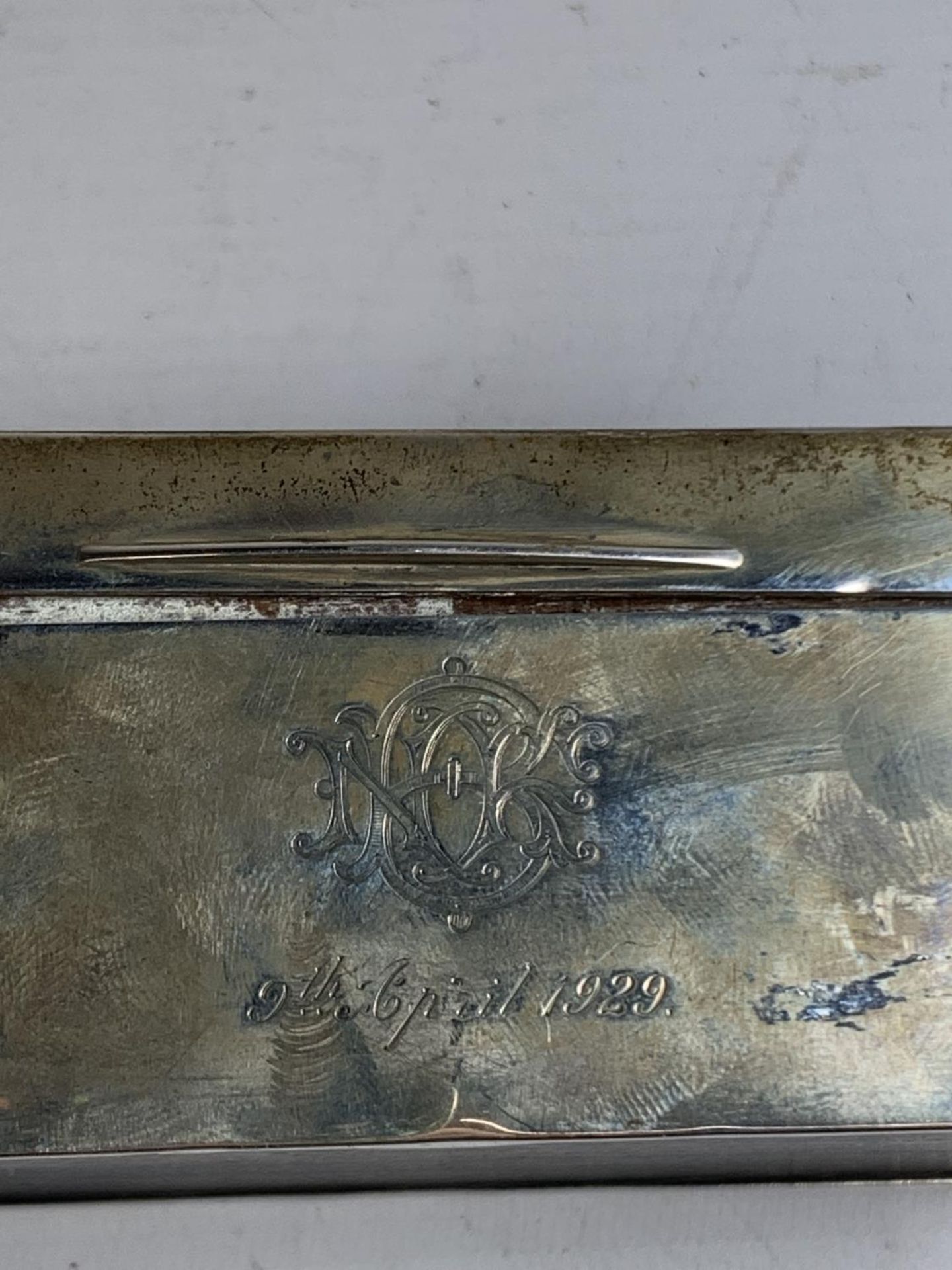 A HALLMARKED BIRMINGHAM SILVER BOX ENGRAVED 9TH APRIL 1929 GROSS WEIGHT 362 GRAMS - Image 2 of 4