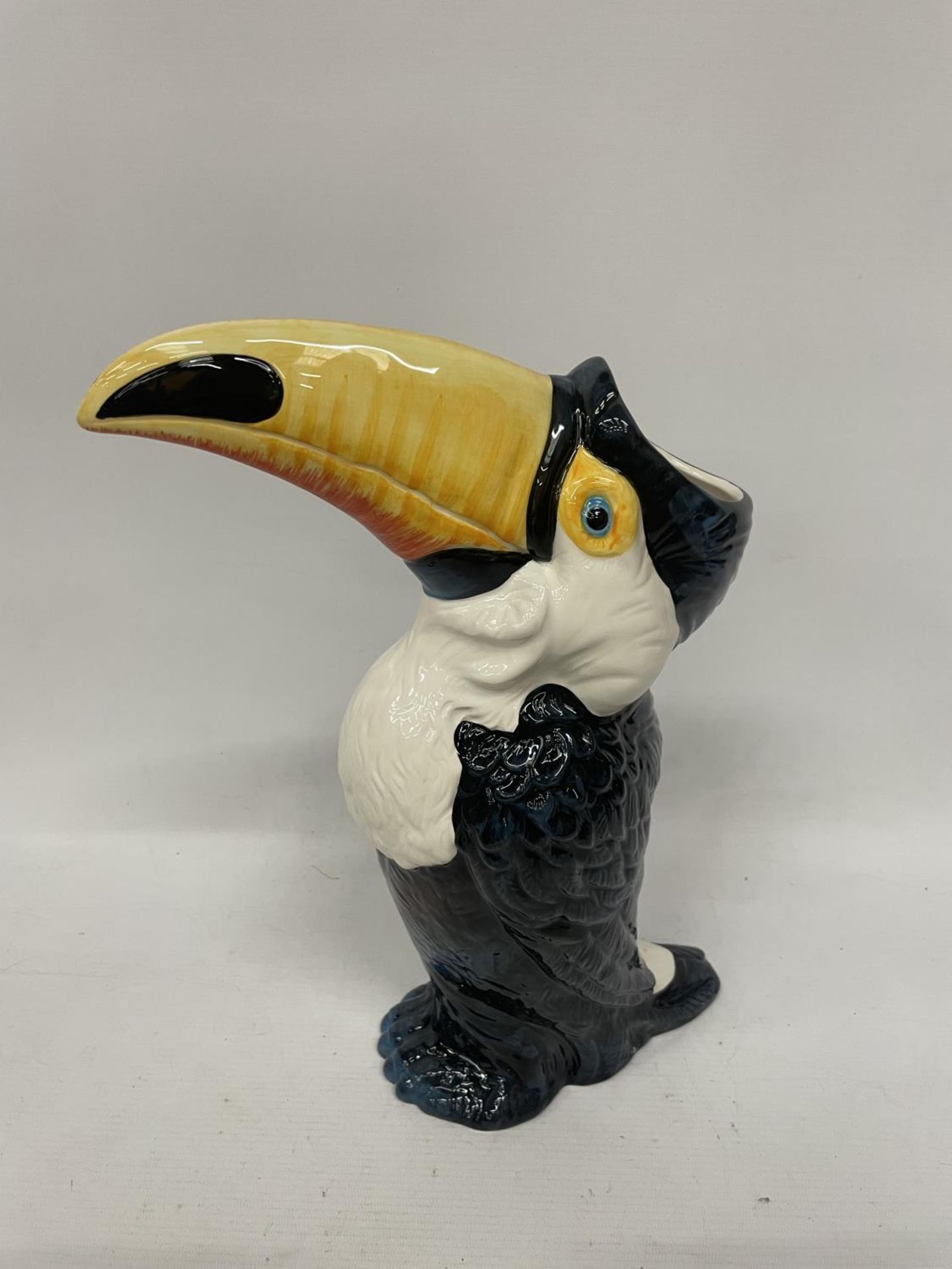 A VERY LARGE CERAMIC TOUCAN VASE 36CM HIGH - Image 2 of 4