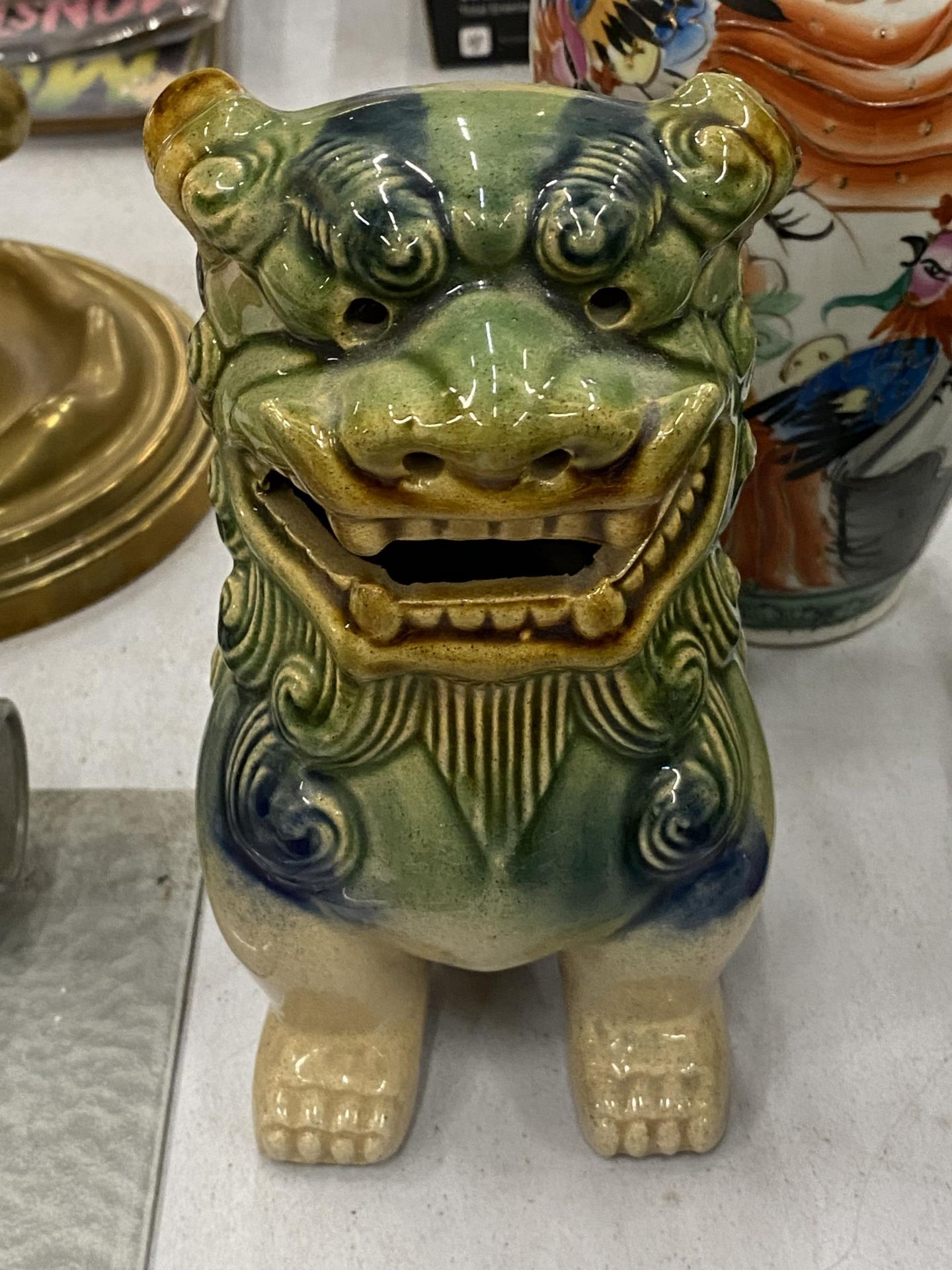 A COLLECTION OF ORIENTAL CERAMICS TO INCLUDE A PAIR OF FOO DOGS, A PAIR OF SMALL VASES, A - Image 4 of 6