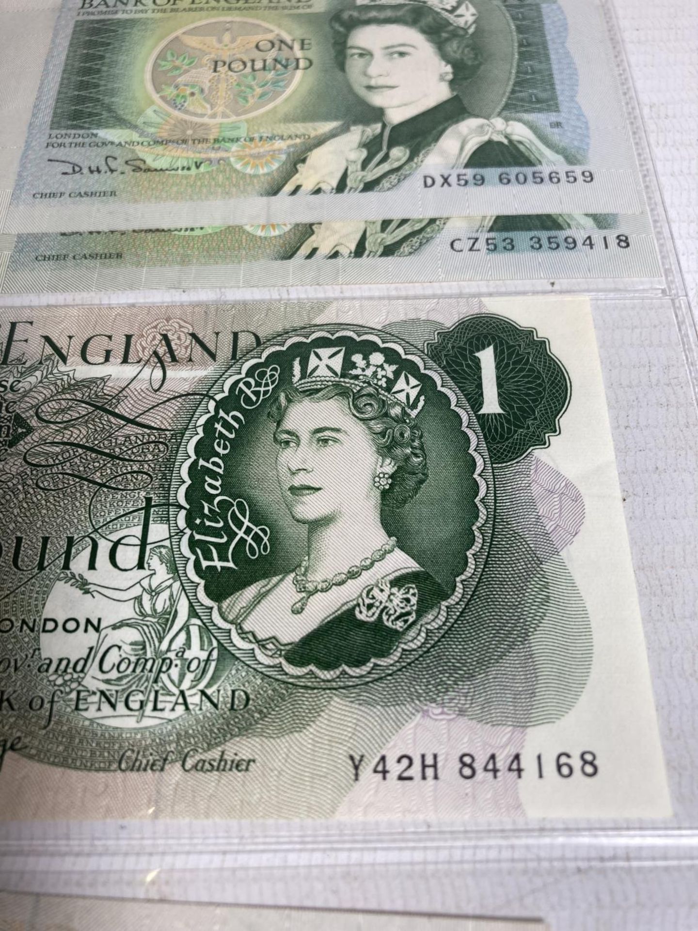 FOUR BANK OF ENGLAND ONE POUND NOTES TWO SIGNED PAGE (1970-1980) AND TWO SOMERSET (1980-1988) - Bild 4 aus 7