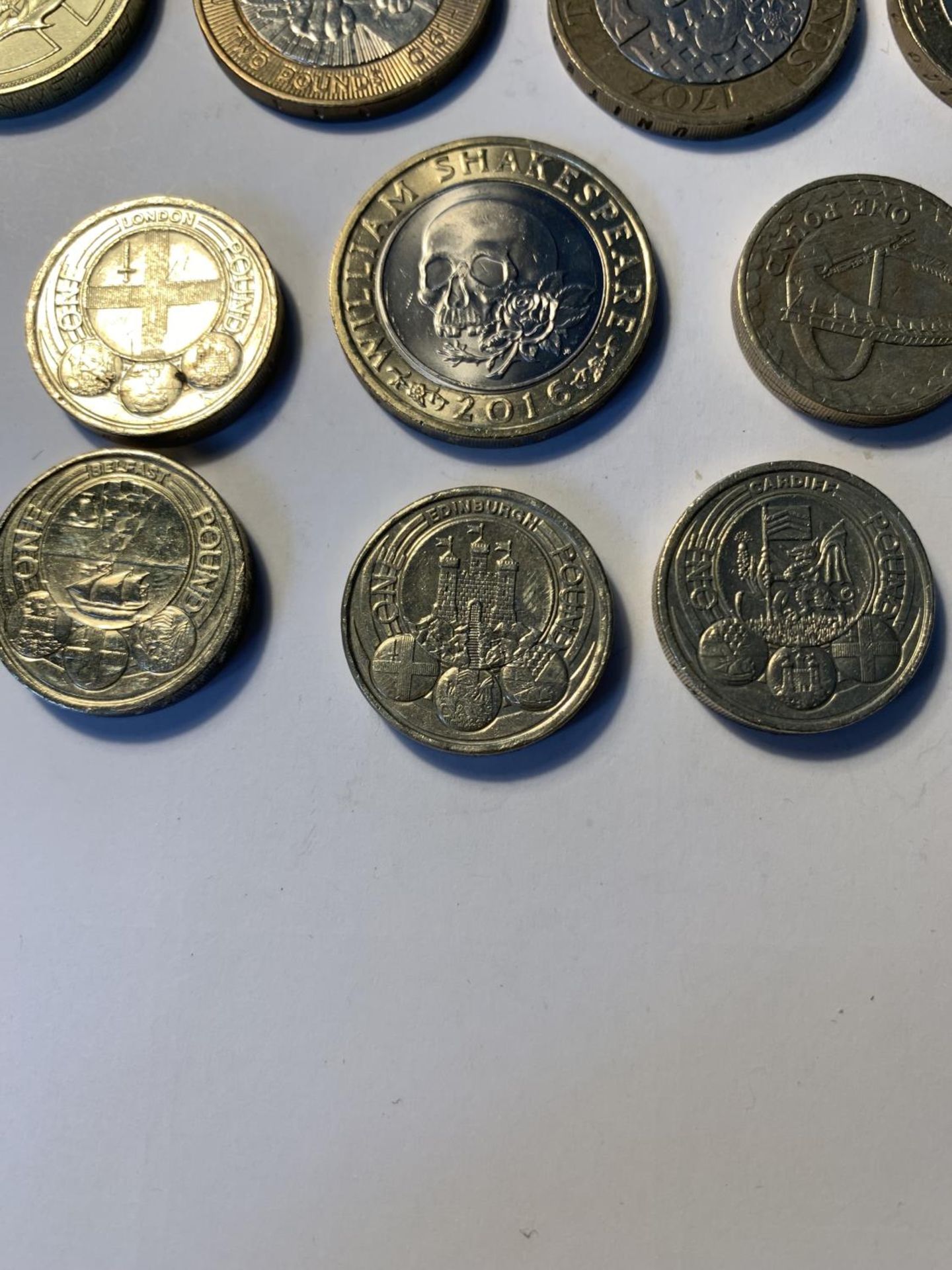 FOURTEEN COMMERORATIVE COINS TO INCLUDE NINE £2 AND FIVE £1 - Image 4 of 5