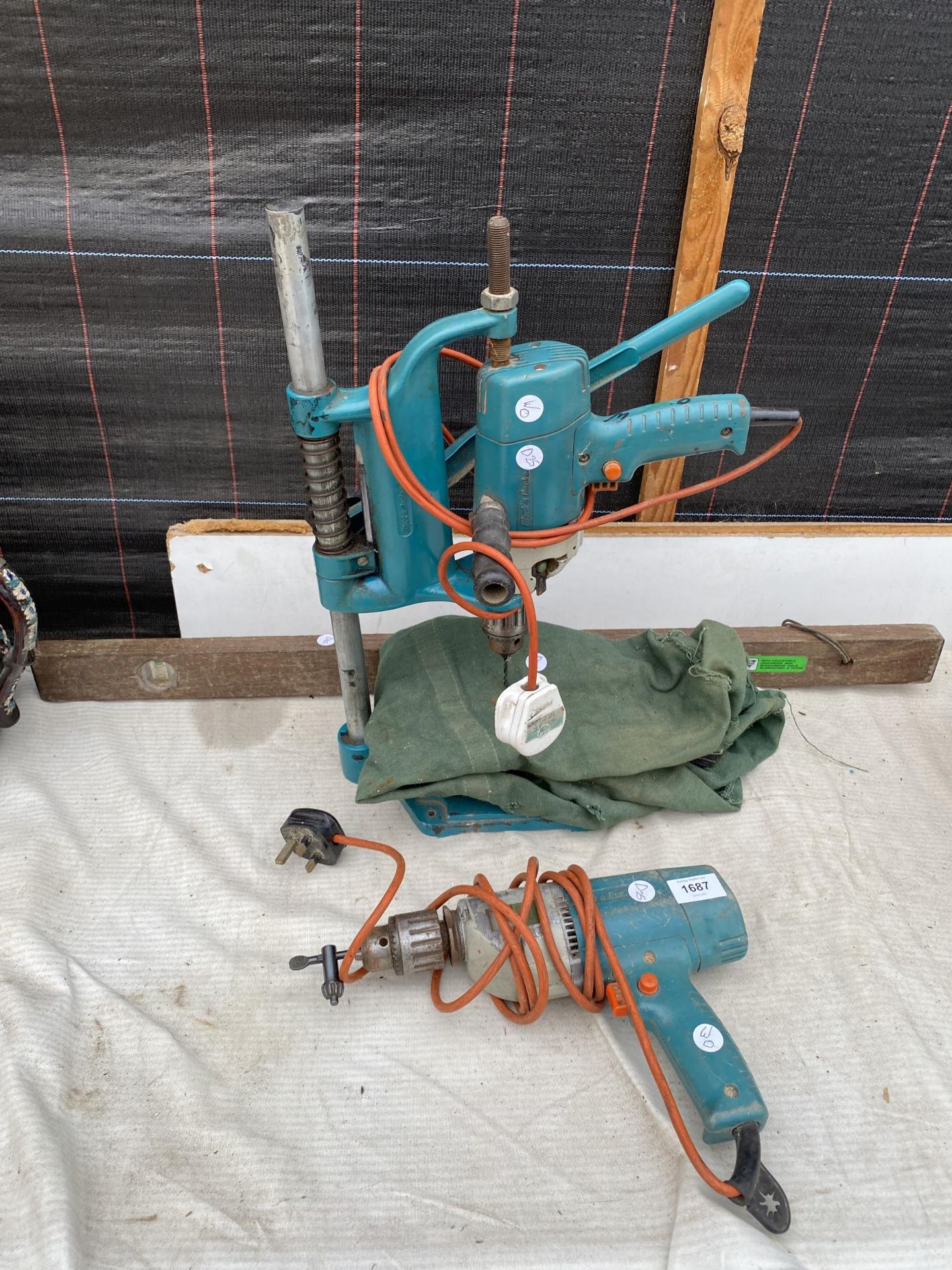 TWO BLACK AND DECKER ELECTRIC DRILLS, A DRILL STAND AND A SPIRIT LEVEL