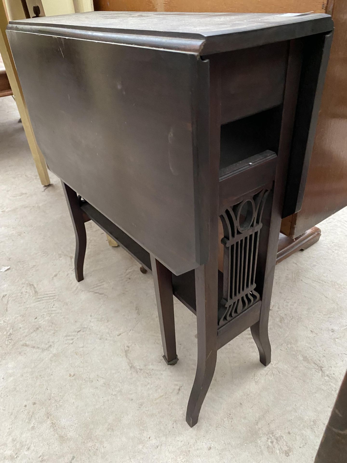 A 1950'S VIVID YELLOW DROP-LEAF AND EBONISED SUTHERLAND TABLE - Image 3 of 3