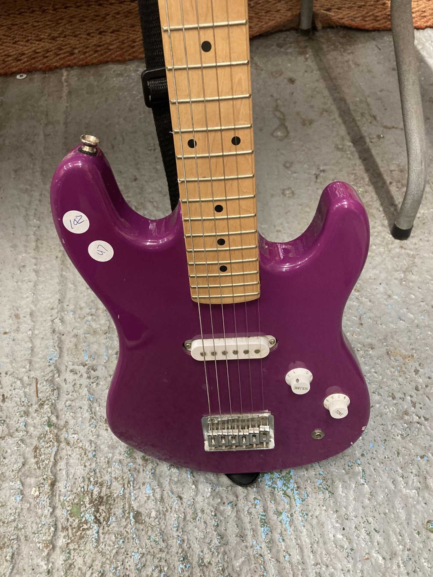 A ROCKBURN PURPLE ELECTRIC GUITAR - Bild 2 aus 3