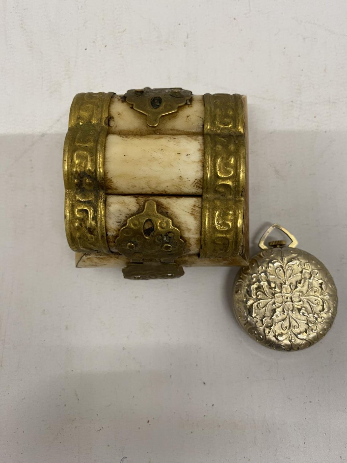 A SMALL BONE AND BRASS TRINKET BOX - Image 3 of 5