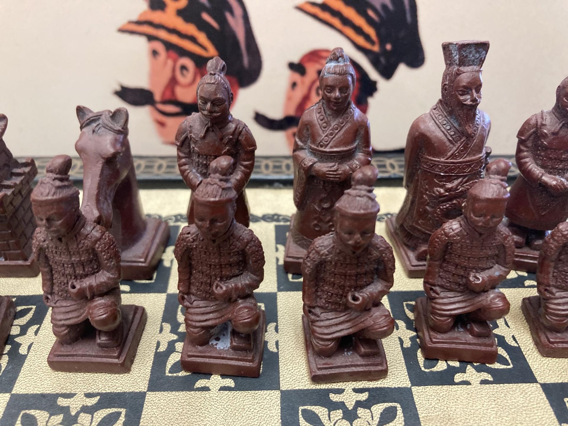 AN ORIENTAL THEMED CHESS SET AND BOARD, COMPLETE - Bild 2 aus 3