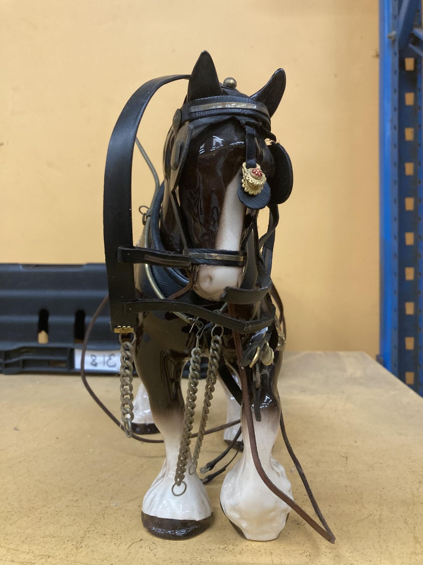 A VINTAGE CERAMIC SHIRE HORSE FIGURE WITH TACK ACCESSORIES - Image 3 of 3