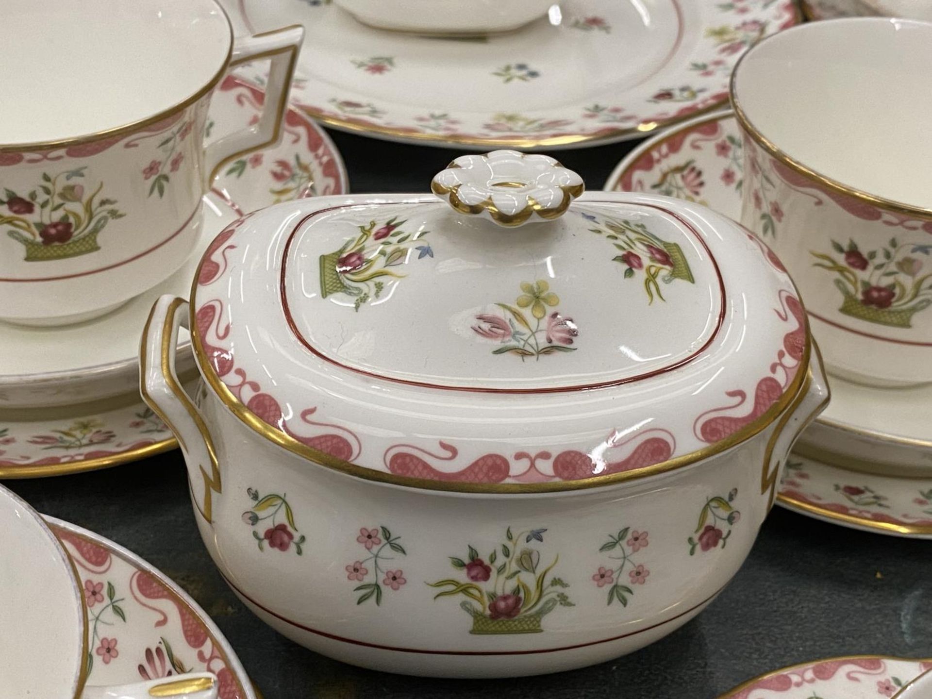A WEDGWOOD 'BIANCA' PART TEASET TO INCLUDE A CAKE PLATE, SUGAR BOWL, CREAM JUG, CUPS, SAUCERS AND - Image 3 of 4