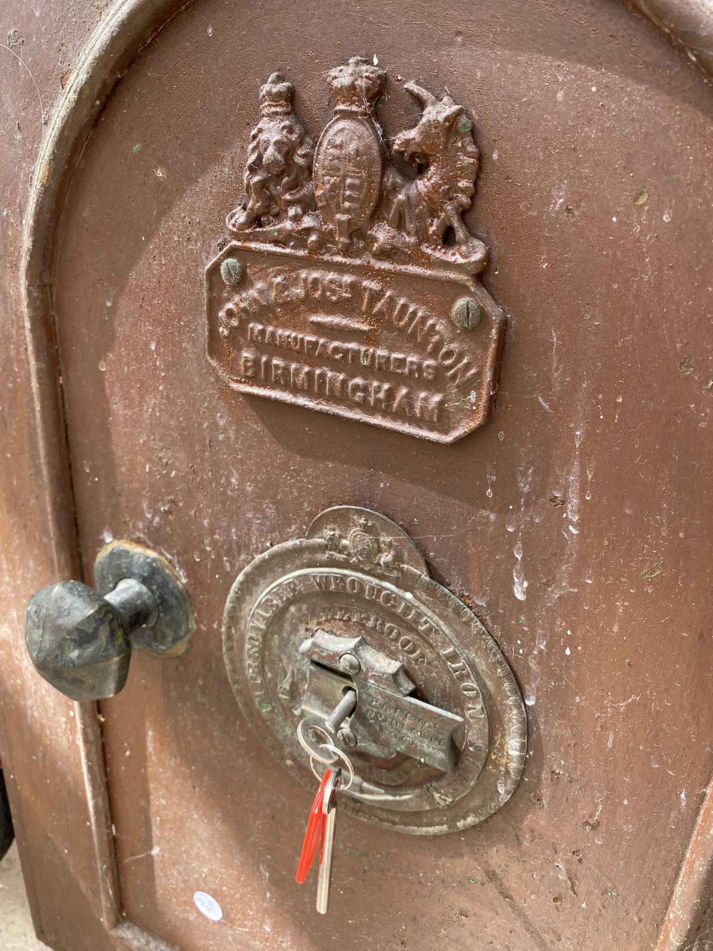 A VINTAGE SAFE WITH KEY BEARING THE NAME PLAQUE 'JOHN AND JOS TAUNTON' BIRMINGHAM - Image 3 of 8