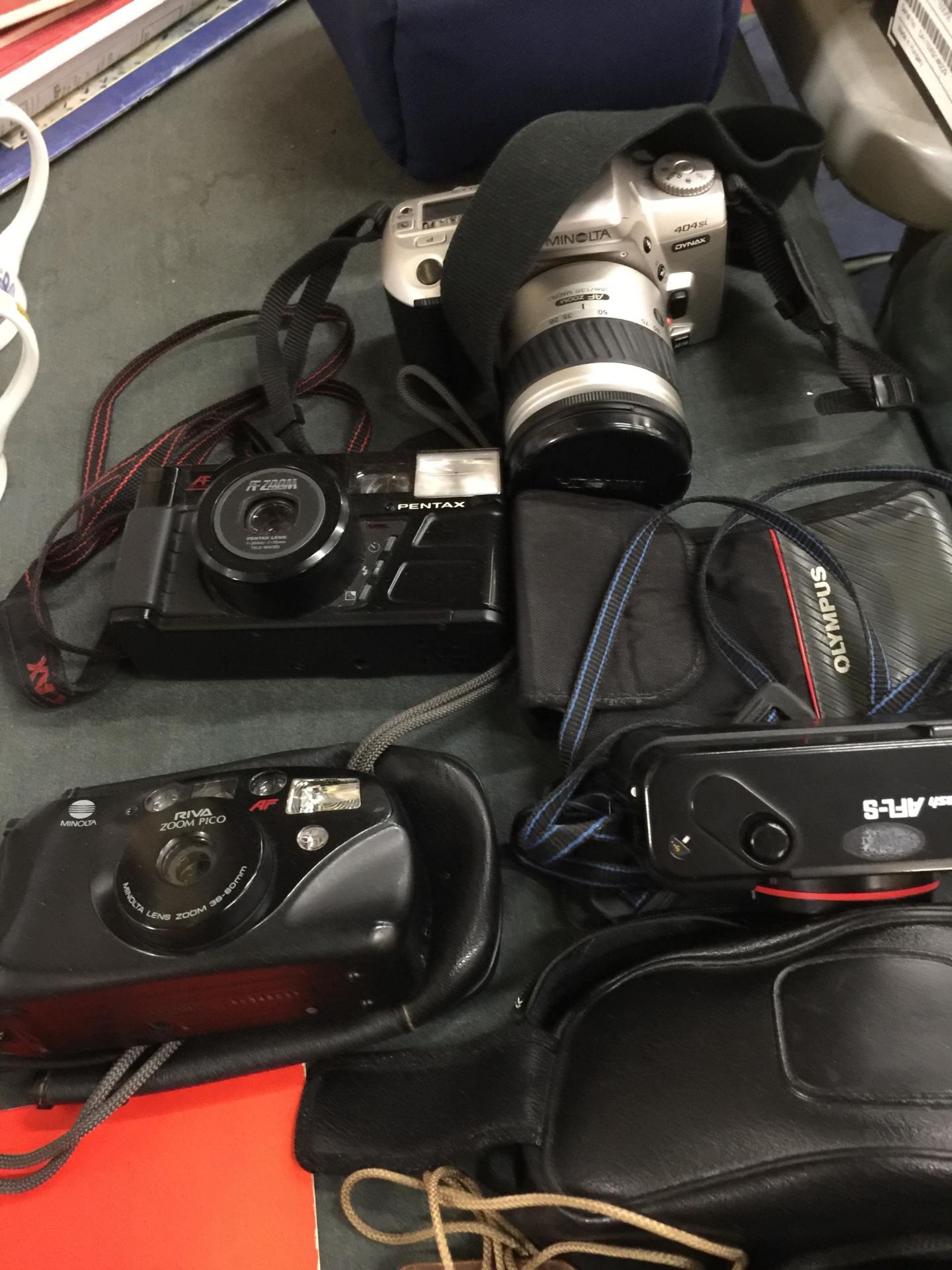 A QUANTITY OF CAMERAS AND ACCESSORIES TO INCLUDE A KONICA SUPER ZOOM, OLYMPUS INFINITY ZOOM 230, - Image 5 of 5