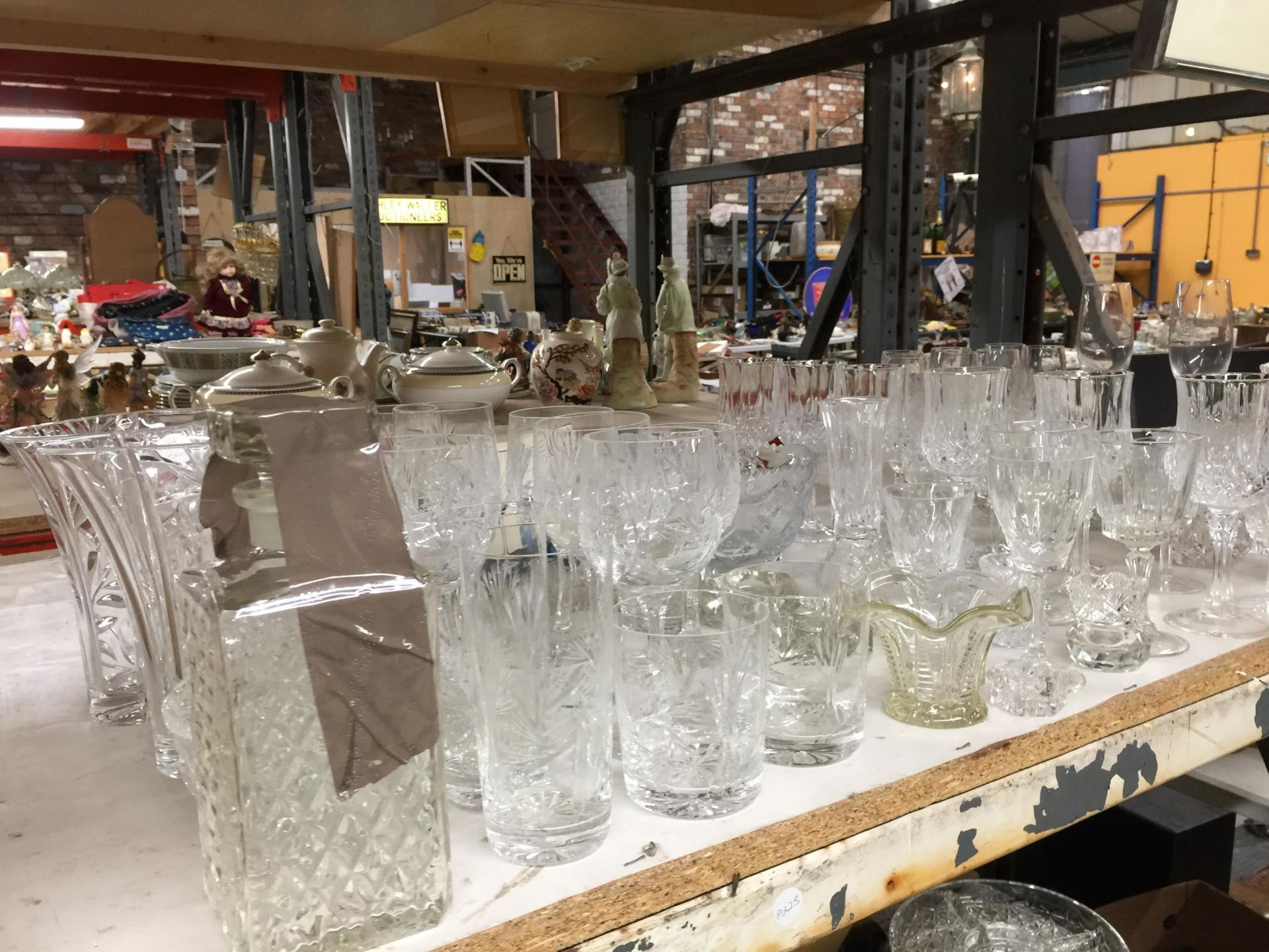 A LARGE COLLECTION OF CUT AND FURTHER GLASSWARE TO INCLUDE CHAMPAGNE FLUTES, WINE GLASSES ETC - Bild 3 aus 5