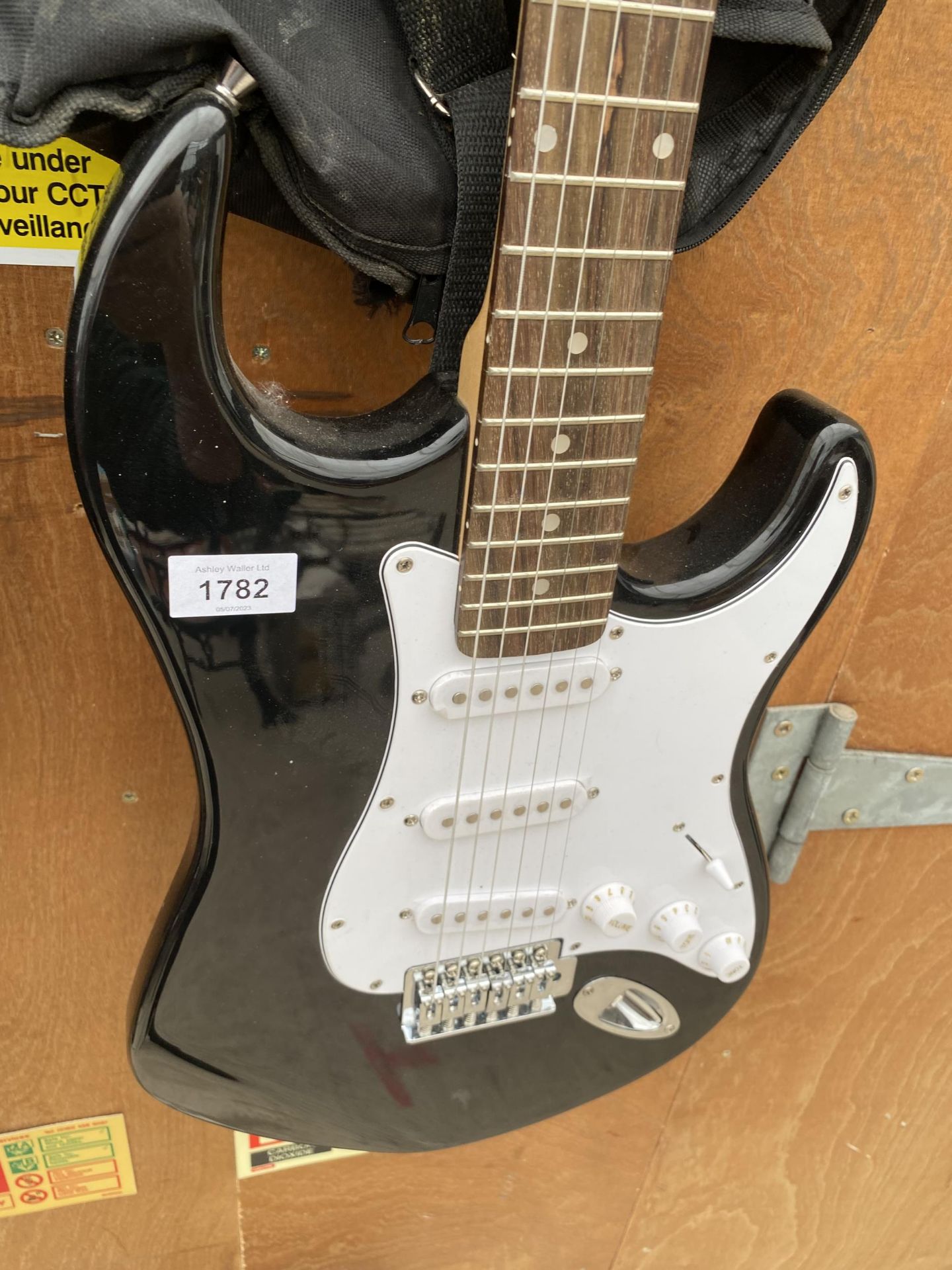 A ROCKBURN ELECTRIC GUITAR AND A ROCKBURN AMPLIFIER - Image 2 of 3