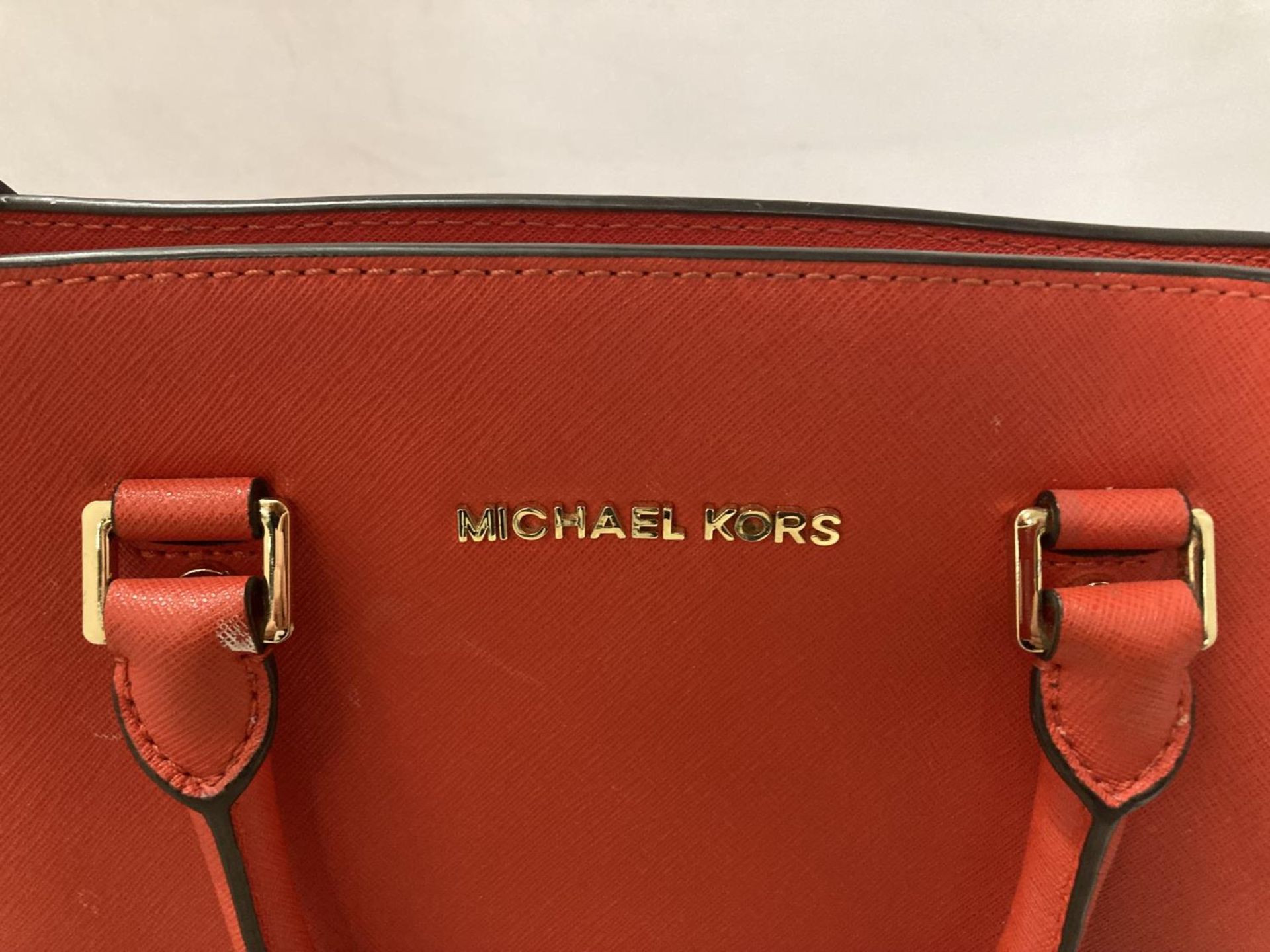 A MICHAEL KORS RED HANDBAG WITH DUST JACKET - Image 2 of 5