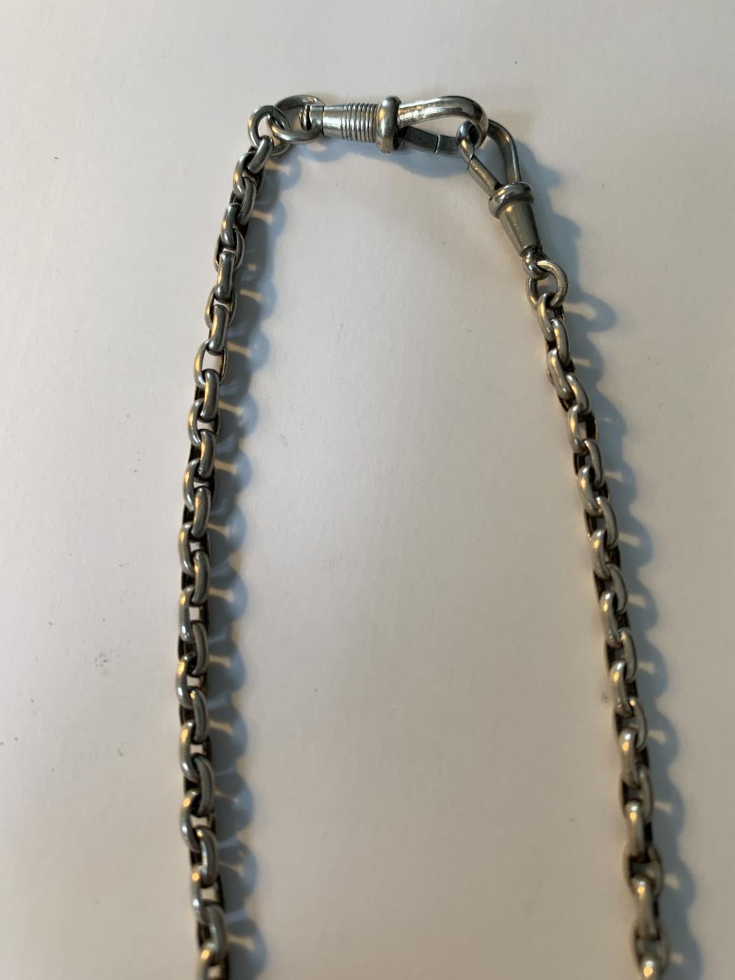 A MUFF CHAIN WITH TWO DESIGNS LENGTH 60 INCHES - Bild 2 aus 4