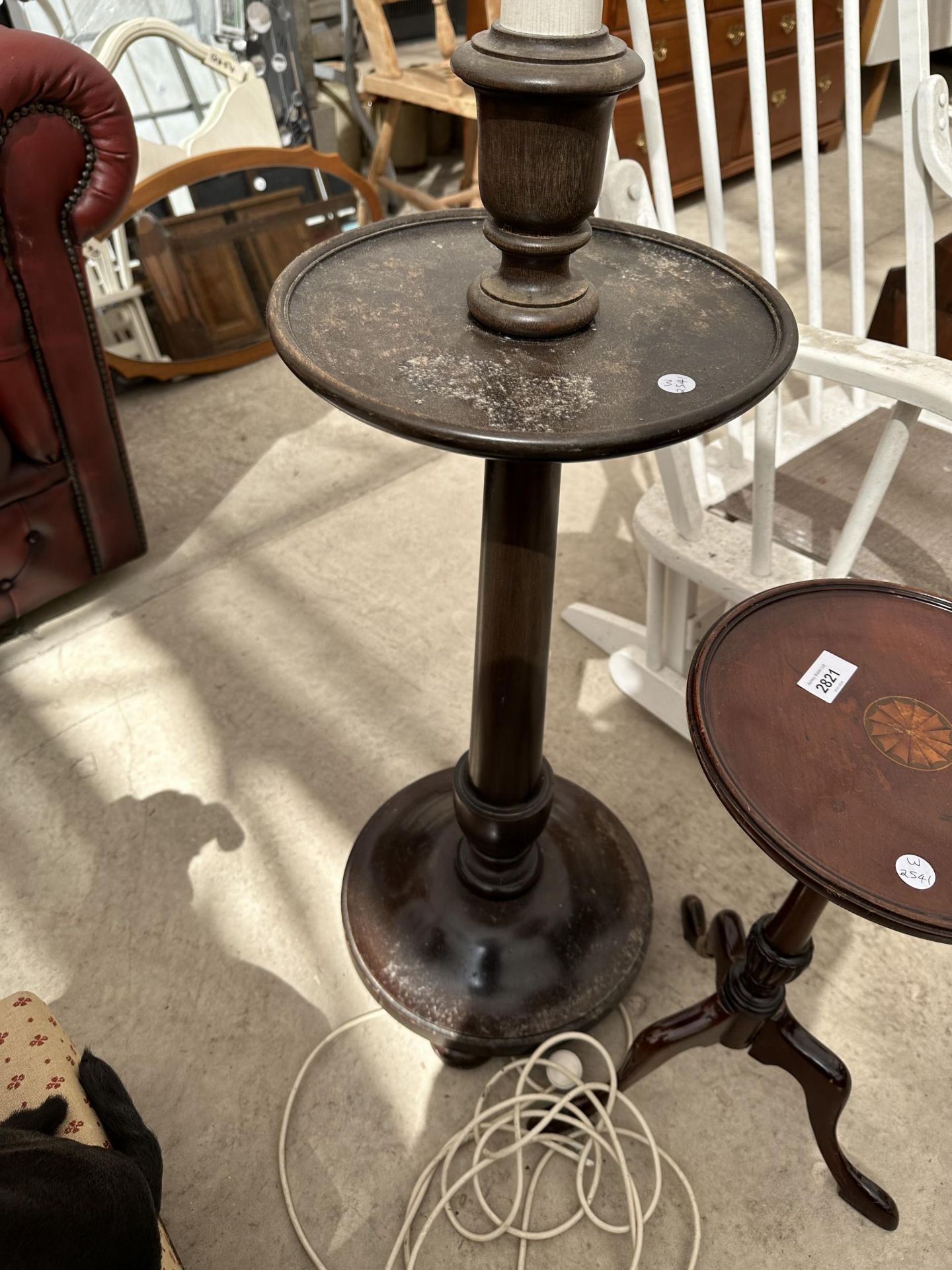 AN EARLY 20TH CENTURY ELECTRIC LAMP/TABLE ON TURNED COLUMN AND MAHOGANY AND INLAID TRIPOD WINE TABLE - Bild 3 aus 3