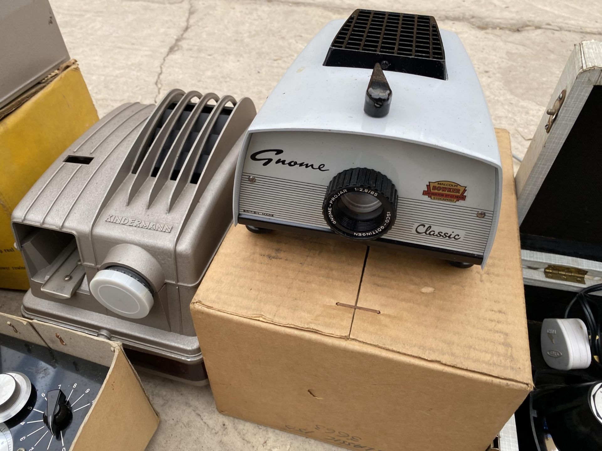 AN ASSORTMENT OF VINTAGE AND RETRO PROJECTORS - Image 4 of 6