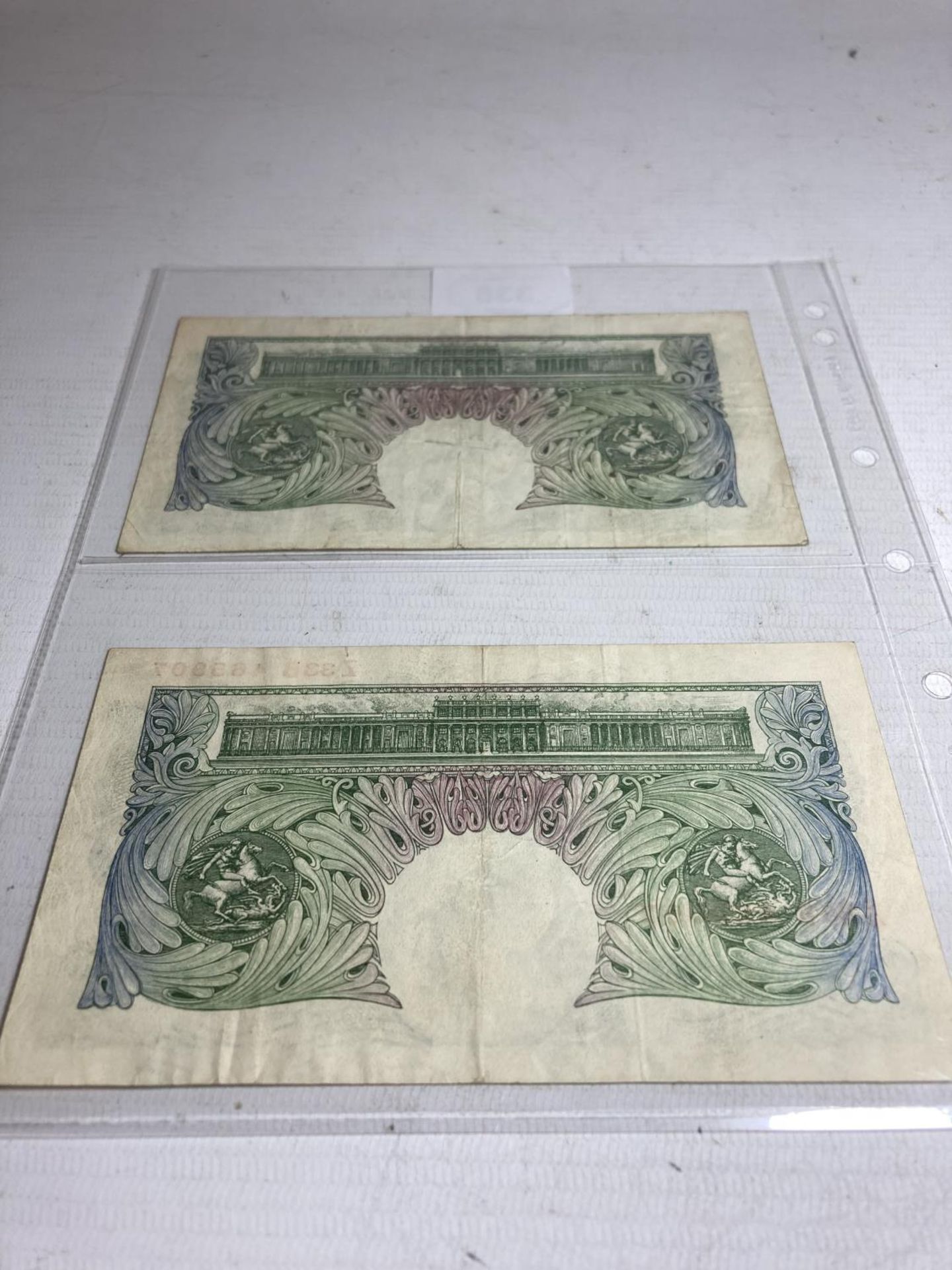 TWO BANK OF ENGLAND ONE POUND NOTES SIGNED BEALE (1949-1955) - Bild 4 aus 4