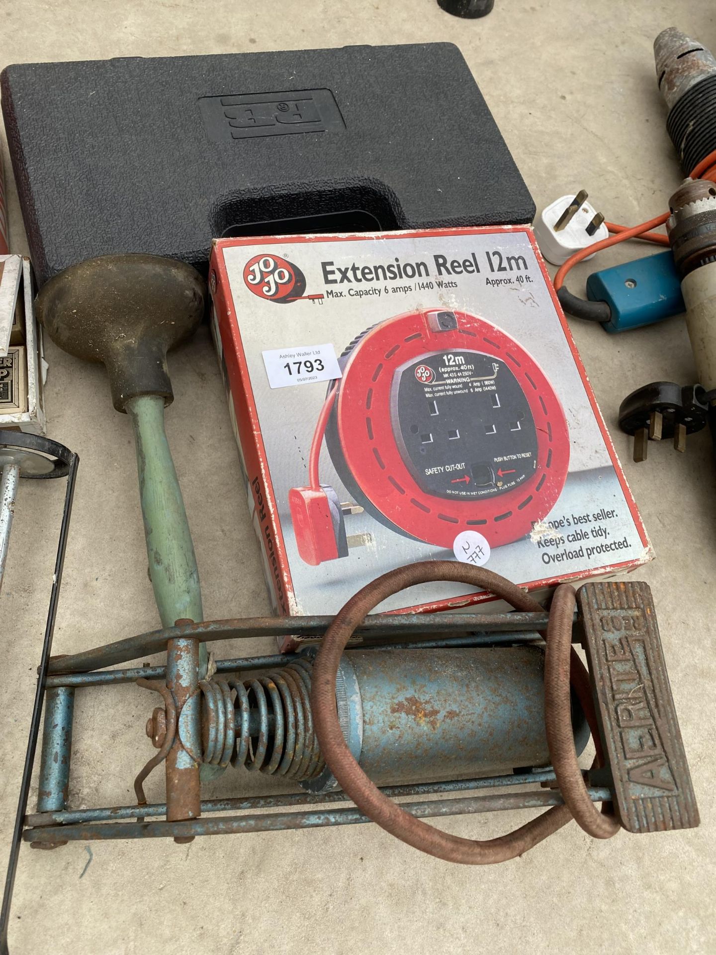 AN ASSORTMENT OF TOOLS TO INCLUDE A FOOT PUMP, EXTENSION REEL AND SAWS ETC - Image 2 of 2