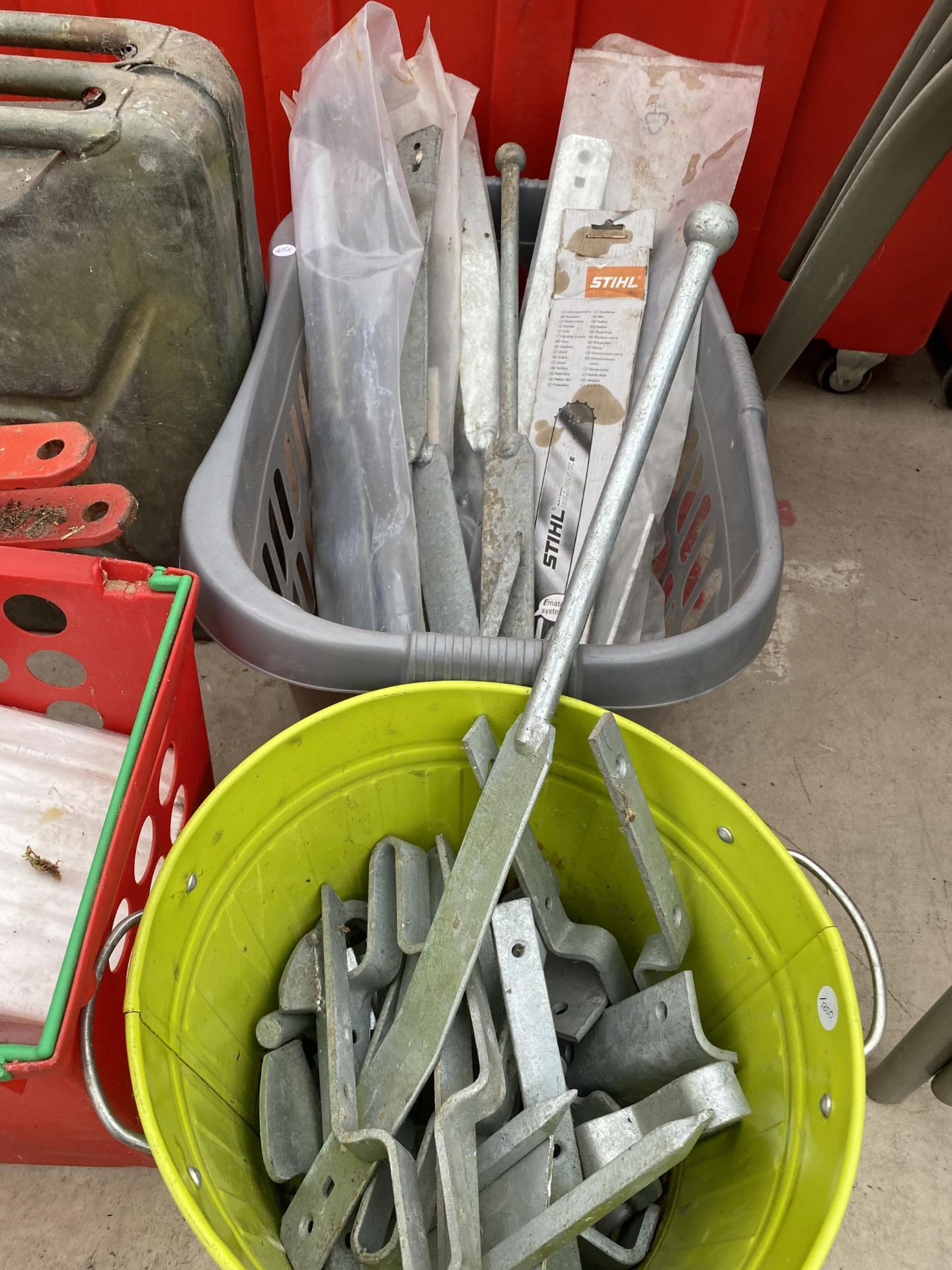 A LARGE ASSORTMENT OF ITEMS TO INCLUDE GALVANISED GATE HINGES AND FITTINGS AND A JERRY CAN ETC - Image 2 of 4