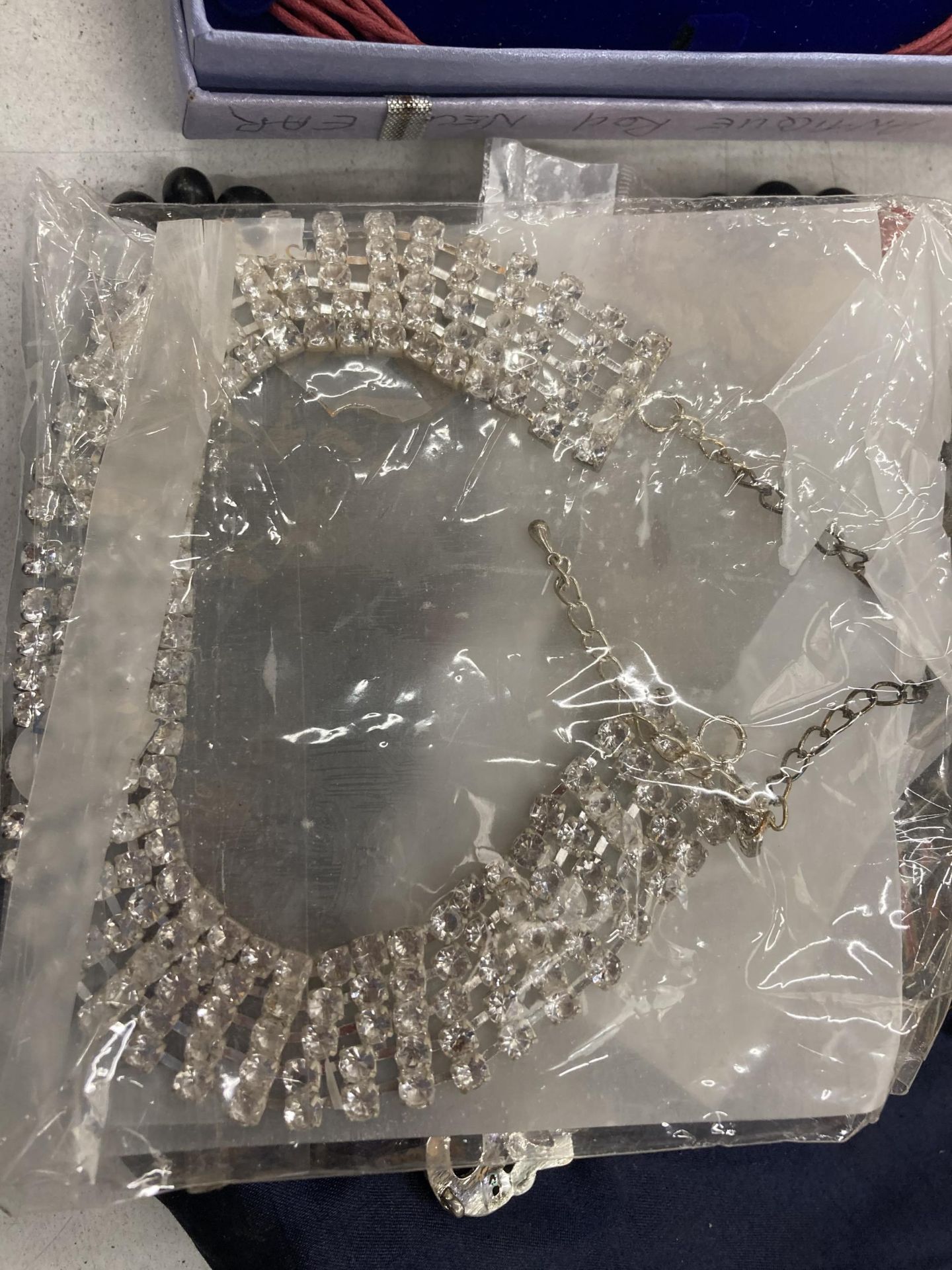 A QUANTITY OF COSTUME JEWELLERY TO INCLUDE A CELTIC STYLE NECKLACE AND EARRING SET, BOXED, PLUS - Bild 4 aus 4