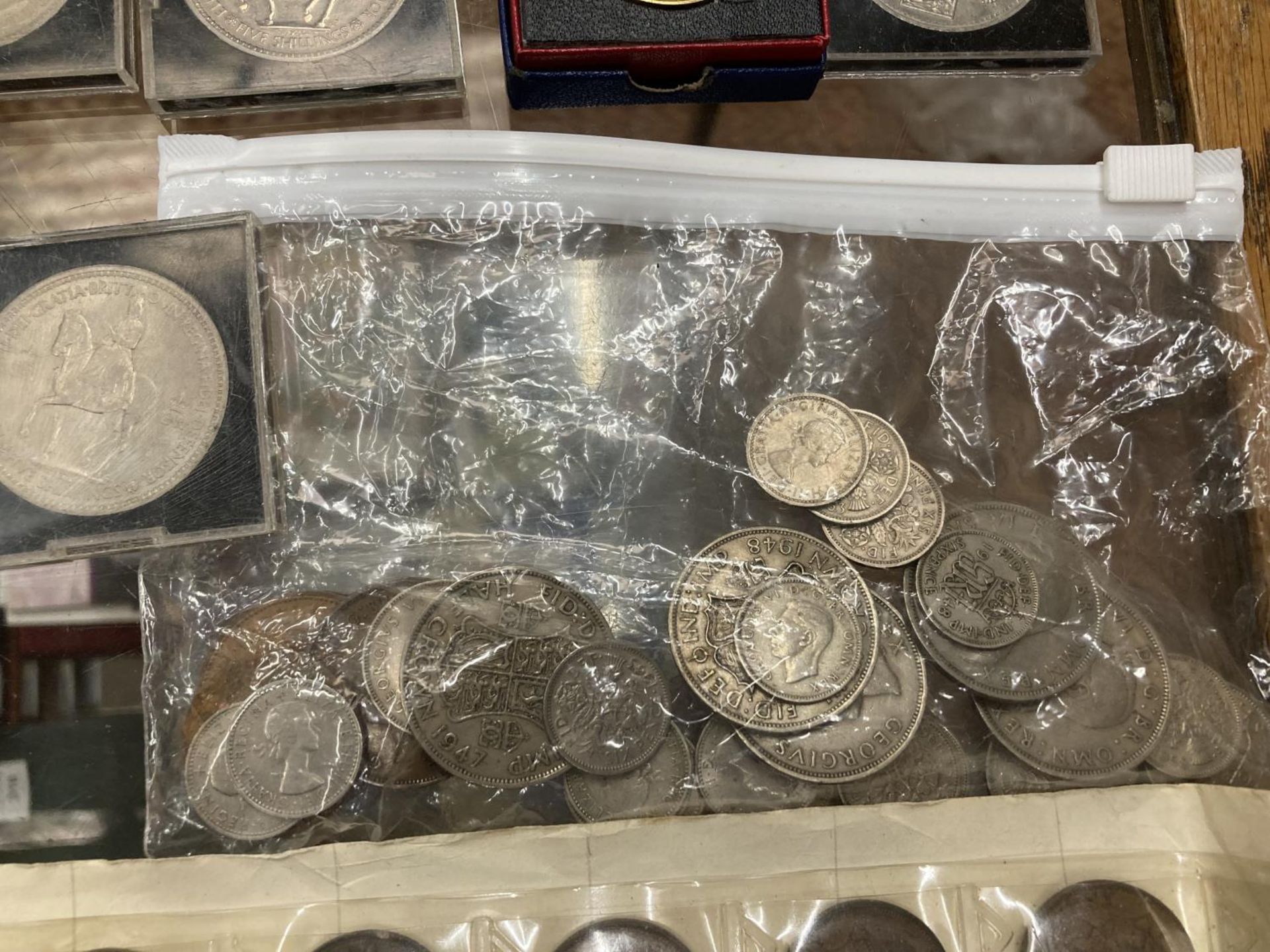 MIXED LOT OF COINS IN SMALL BOX , TO INCLUDE , 5 X 1953 CROWNS , PLUS A FURTHER 15 MORE MODERN . - Image 4 of 5
