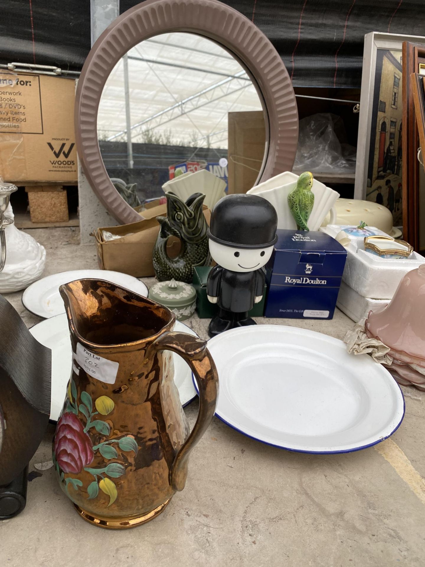 AN ASSORTMENT OF ITEMS TO INCLUDE A CERAMIC STICK STAND, SILVER PLATE ITEMS AND A MIRROR ETC - Image 3 of 4