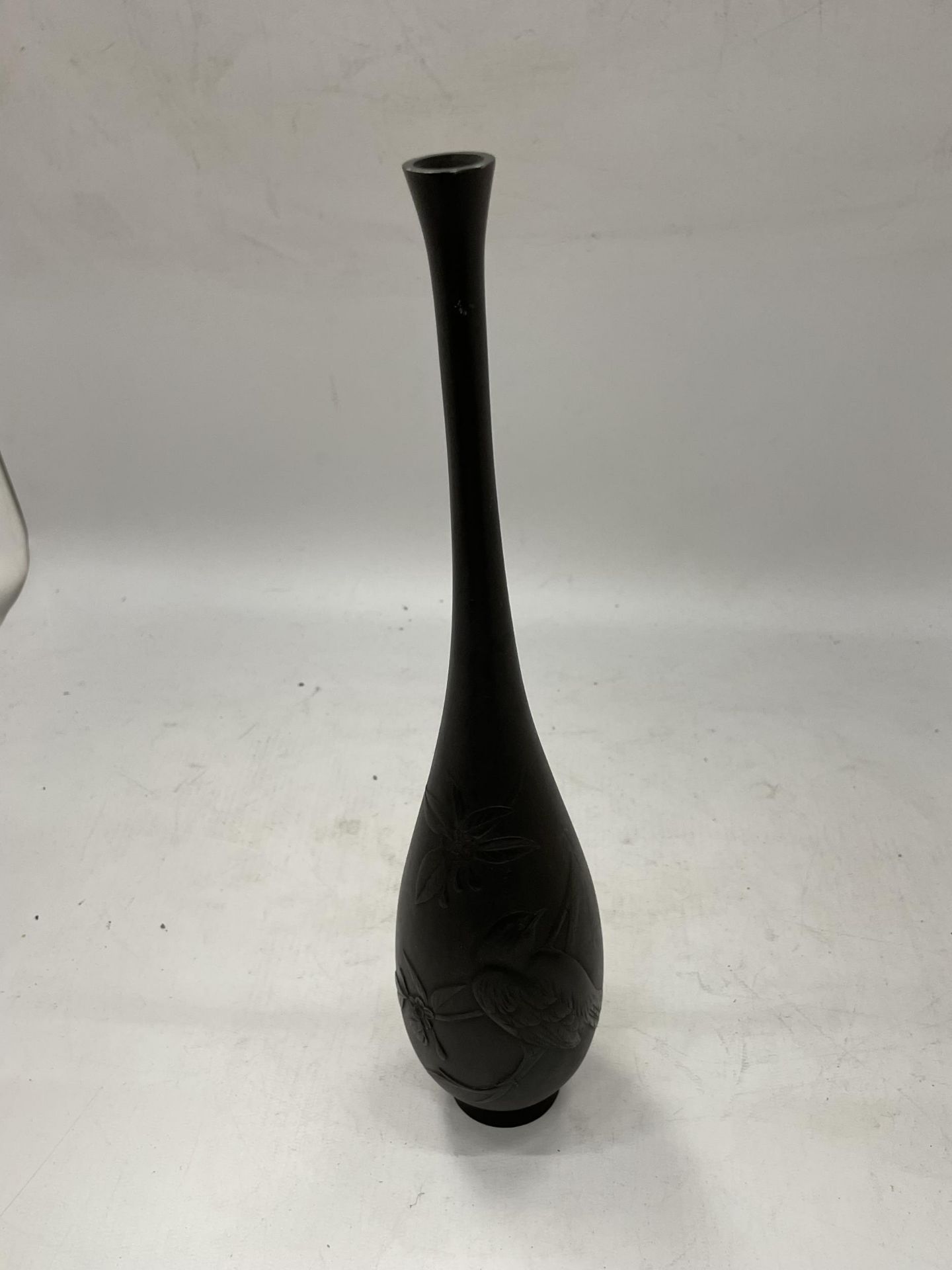 A TALL BRONZE ORIENTAL BOTTLE VASE WITH BIRD DESIGN, HEIGHT 29CM, (HOLLOW BASE)