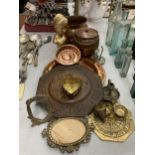 A MIXED VINTAGE LOT OF METALWARES TO INCLUDE BRASS, COPPER TRAY, BRASS EFFECT BUST ETC