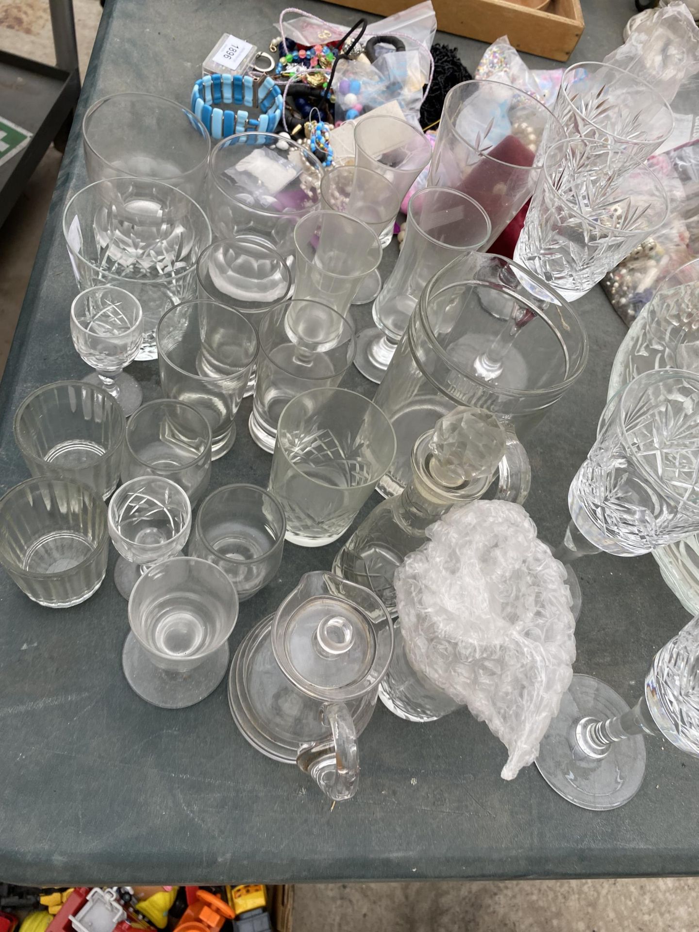 A LARGE QUANTITY OF GLASS WARE TO INCLUDE A BOWL AND WINE GLASSES - Image 3 of 3