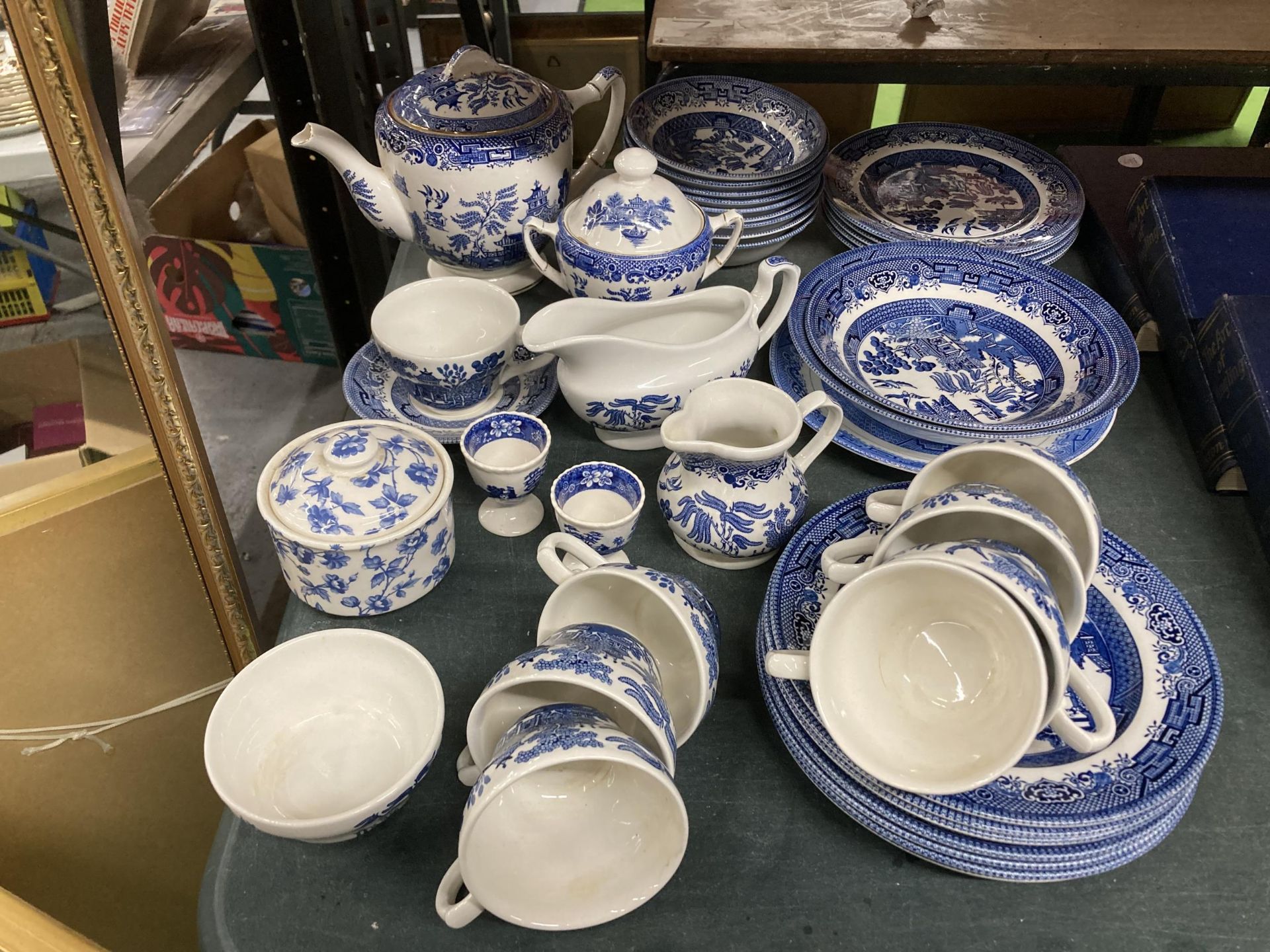 A LARGE LOT OF BLUE AND WHITE CHURCHILL WILLOW PATTERN CHINA ETC