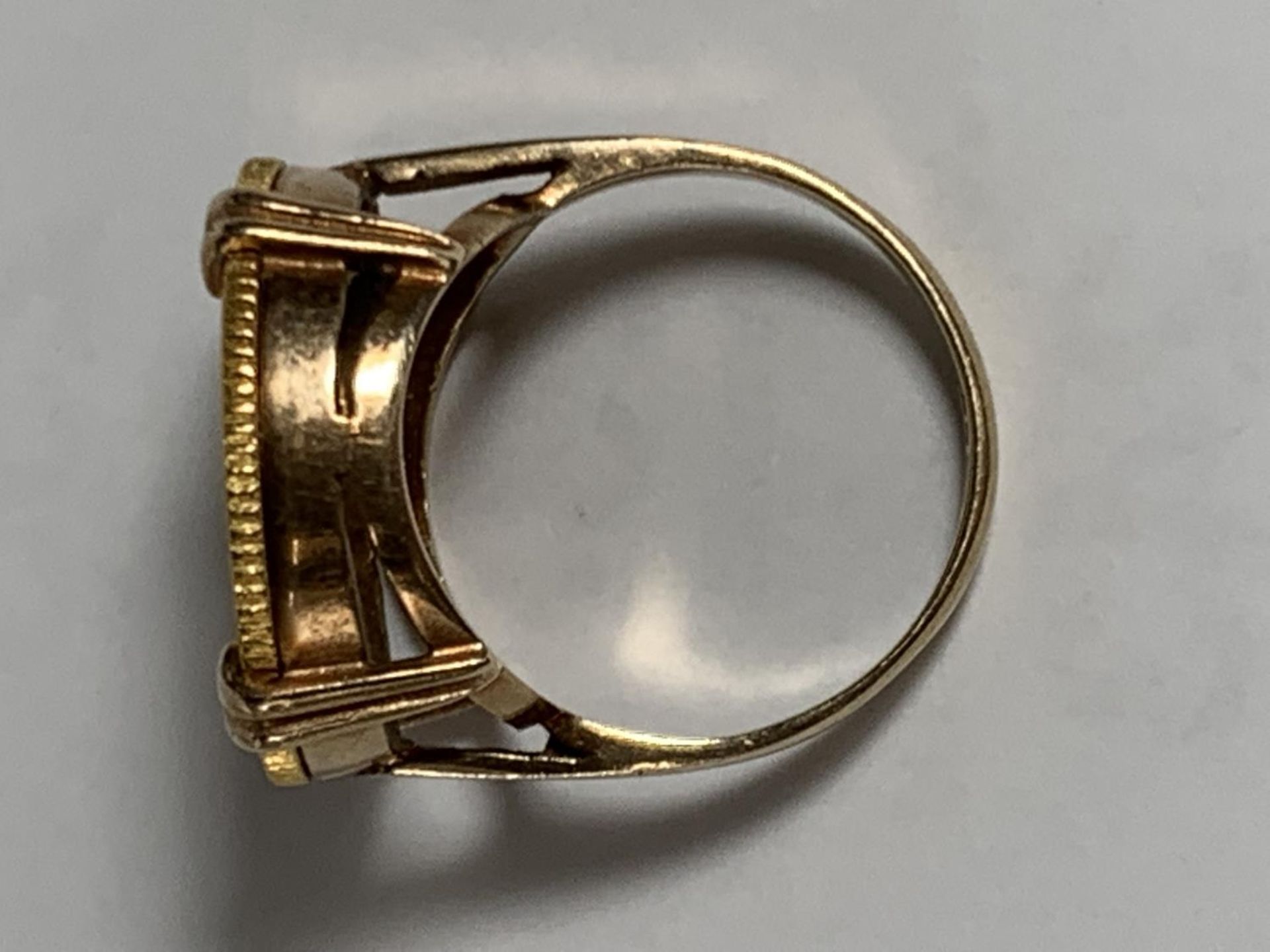 A 9 CARAT GOLD RING WITH GEORGE V 1912 HALF SOVERIEGN GROSS WEIGHT 7.72 GRAMS - Image 3 of 4