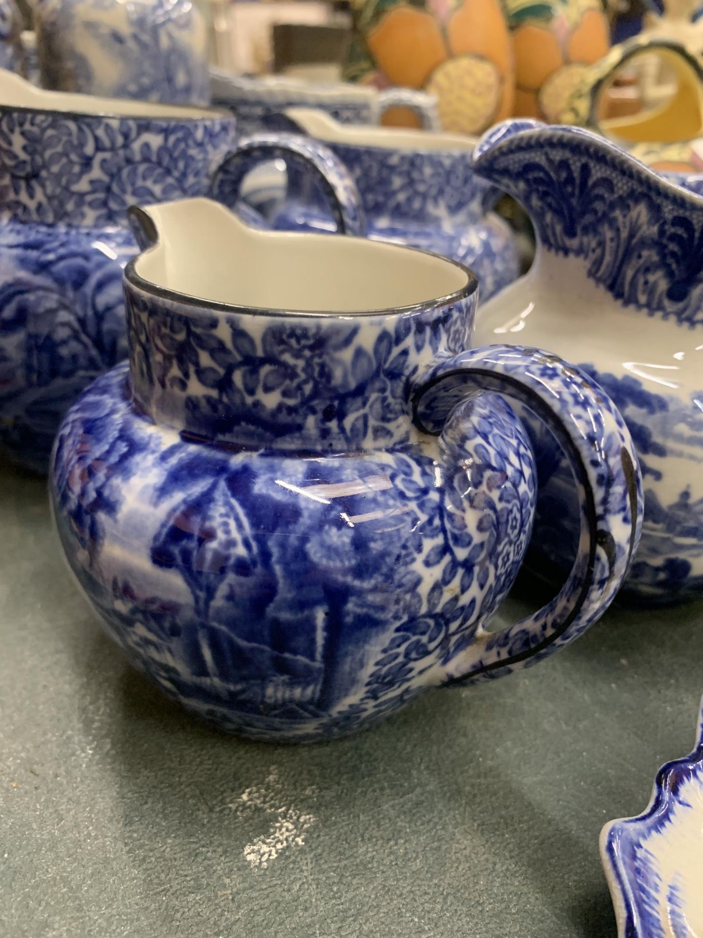 A QUANTITY OF VINTAGE BLUE AND WHITE POTTERY TO INCLUDE ADAMS, FENTON AND CAULDRON JUGS, A PAIR OF - Bild 2 aus 7