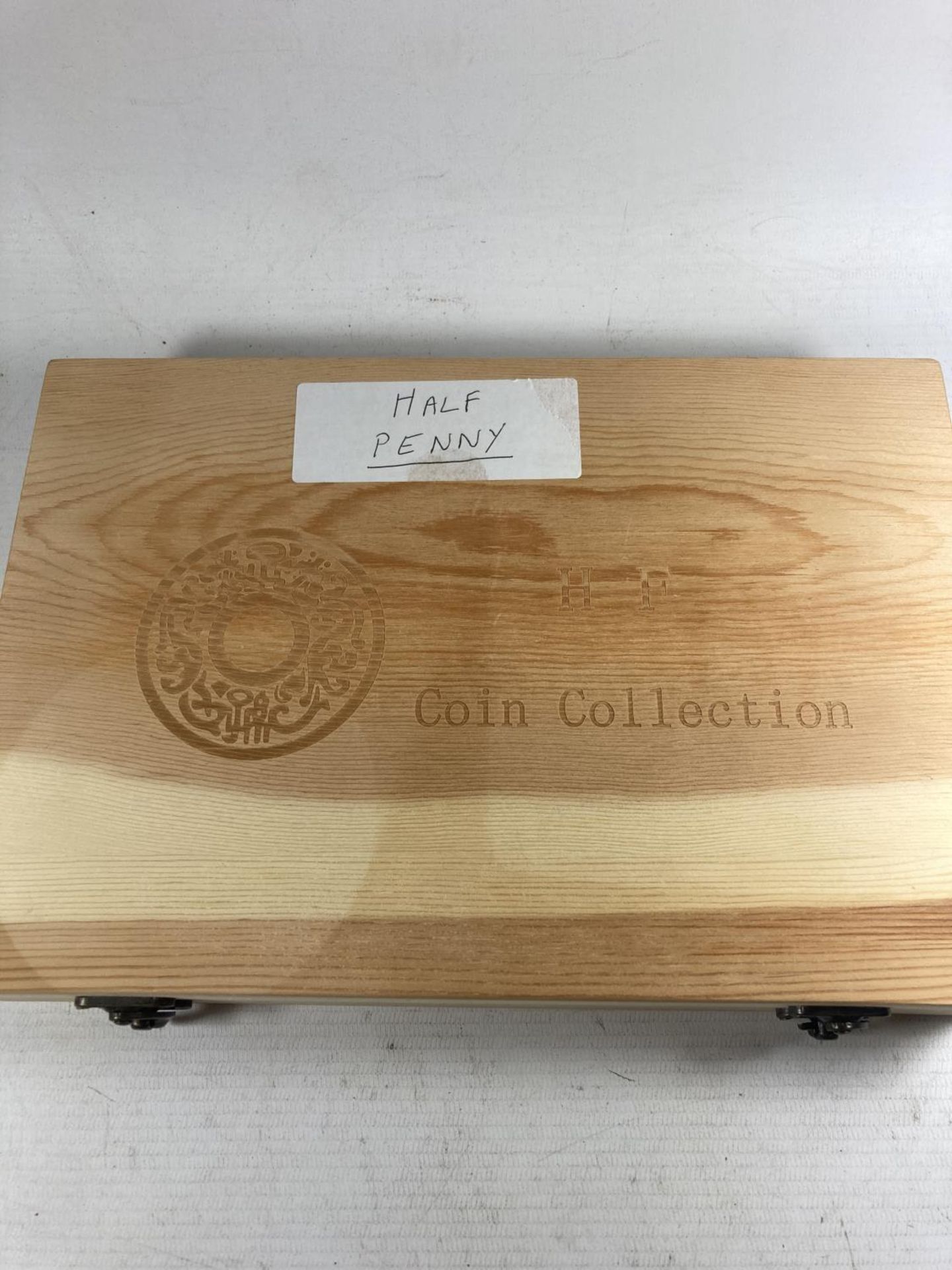 A COLLECTOR’S CASE FOR HALF PENNIES , G111 – QE11, SPACES FOR 100 COINS - Image 4 of 4