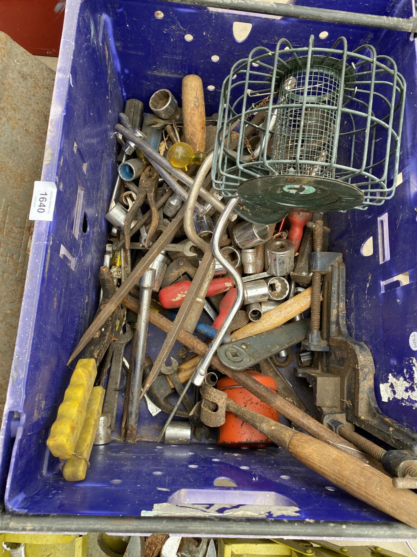 A LARGE ASSORTMENT OF TOOLS TO INCLUDE A VICE AND SOCKETS ETC - Bild 2 aus 2