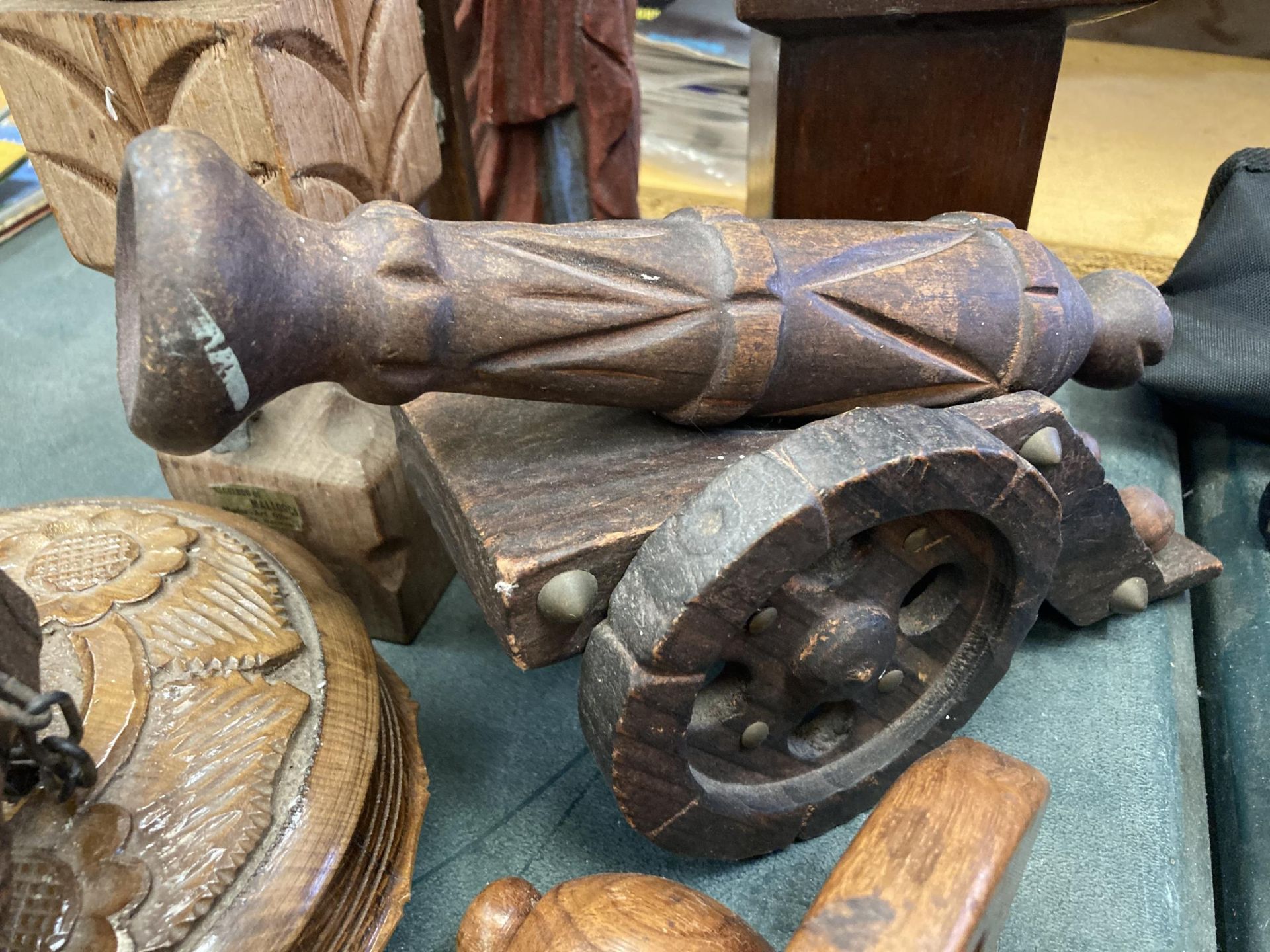 A GROUP OF WOODEN AND TREEN WARES TO INCLUDE CARVED FIGURES, MIDDLE EASTERN BOX ETC - Image 3 of 6