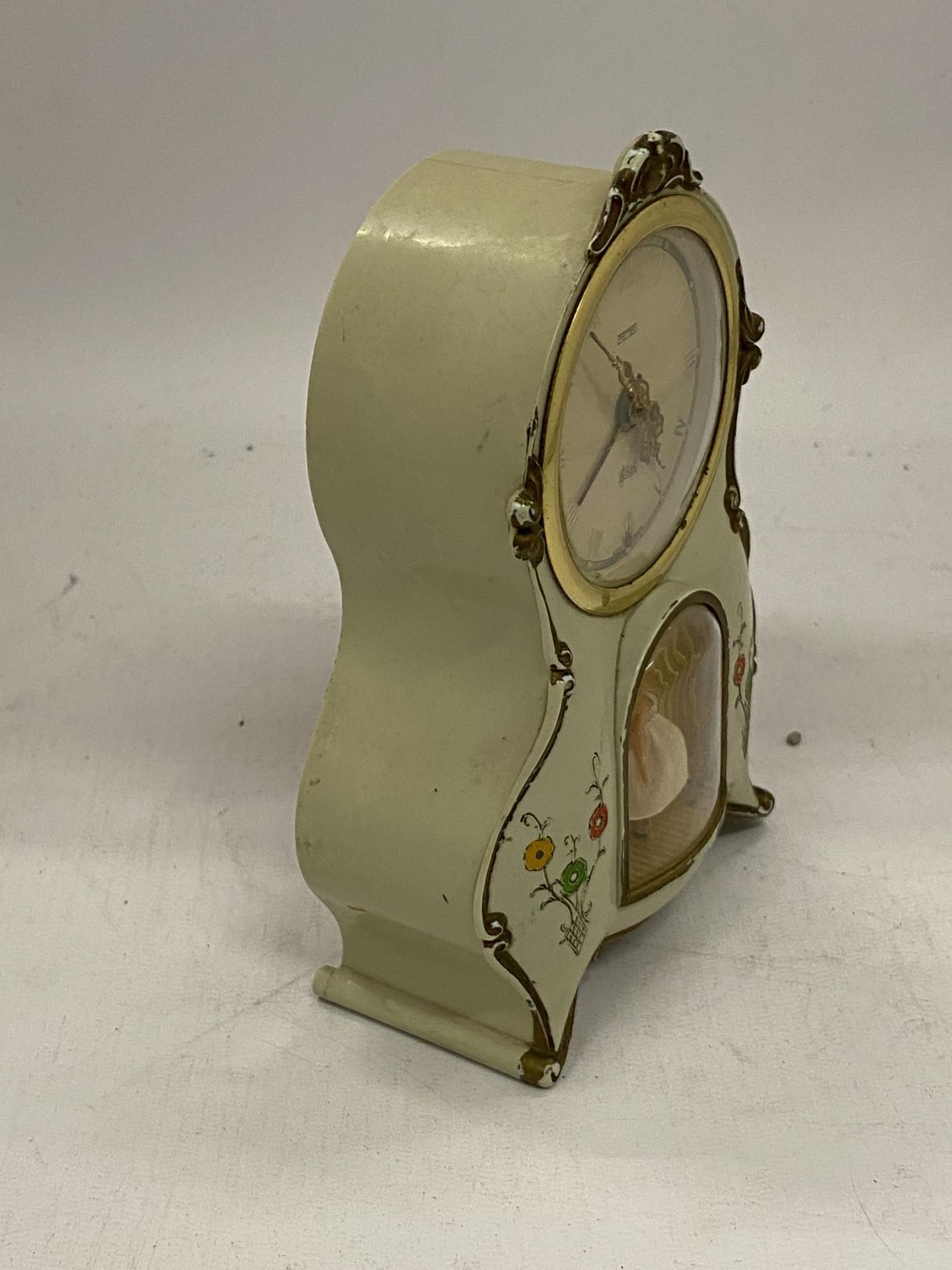 A VINTAGE MANTLE CLOCK WITH AN INSET DANCING BALLERINA - Image 2 of 3