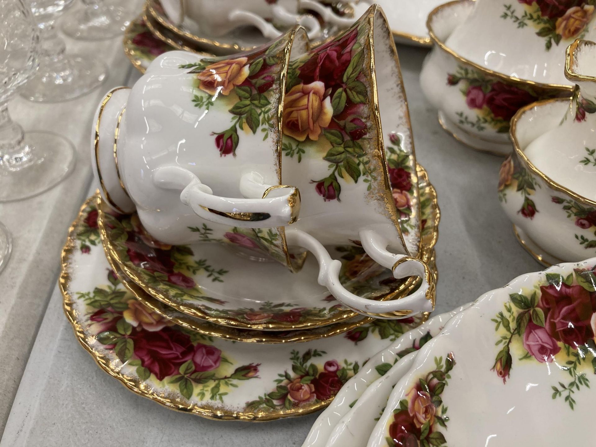 A LARGE QUANTITY OF ROYAL ALBERT 'OLD COUNTRY ROSES' TO INCLUDE A TEA AND COFFEE POT, CAKE PLATES, - Image 4 of 6