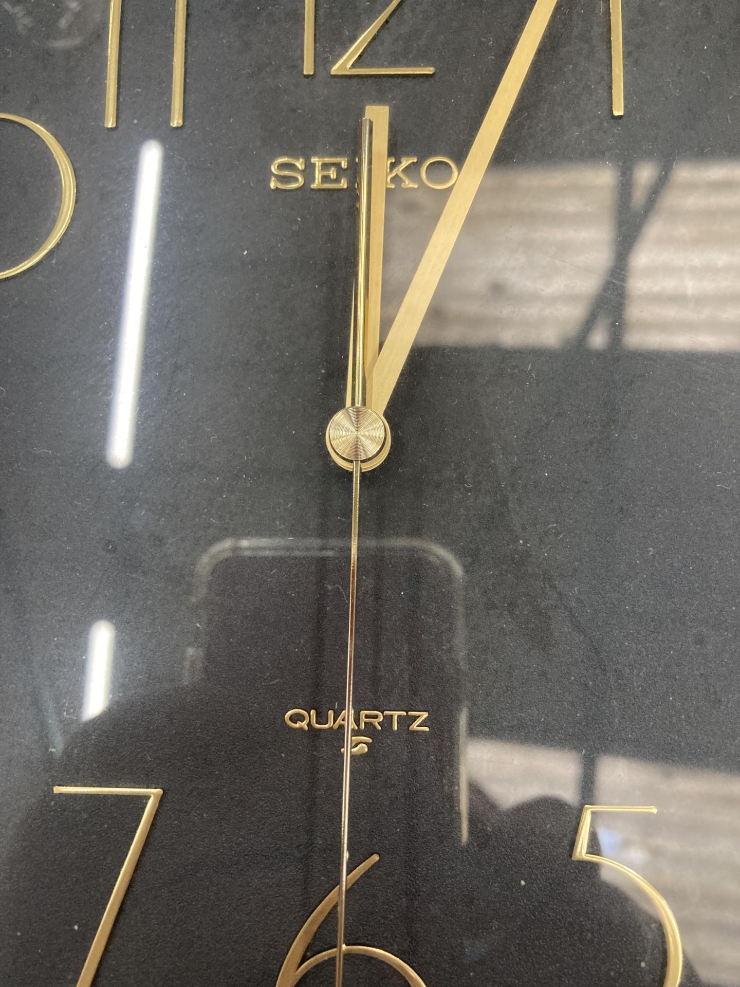 A SEIKO BLACK AND GOLD COLOURED WALL CLOCK - WORKING AT TIME OF CATALOGUING - Image 2 of 3